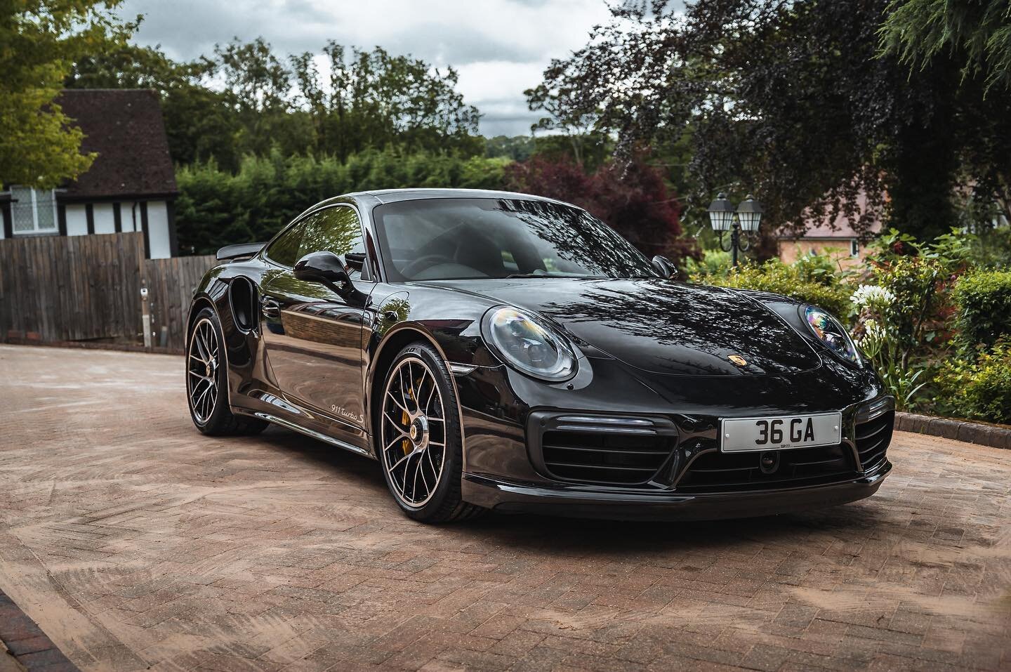 A few shots from a recent shoot for @collectingcars of a very special 911. An equally practical companion for the defender I reckon.

&bull;
&bull;
&bull;
&bull;
&bull;
#porsche #ferrari #lamborghini #911 #porsche911 #mclaren #bugatti #audi #bentley 