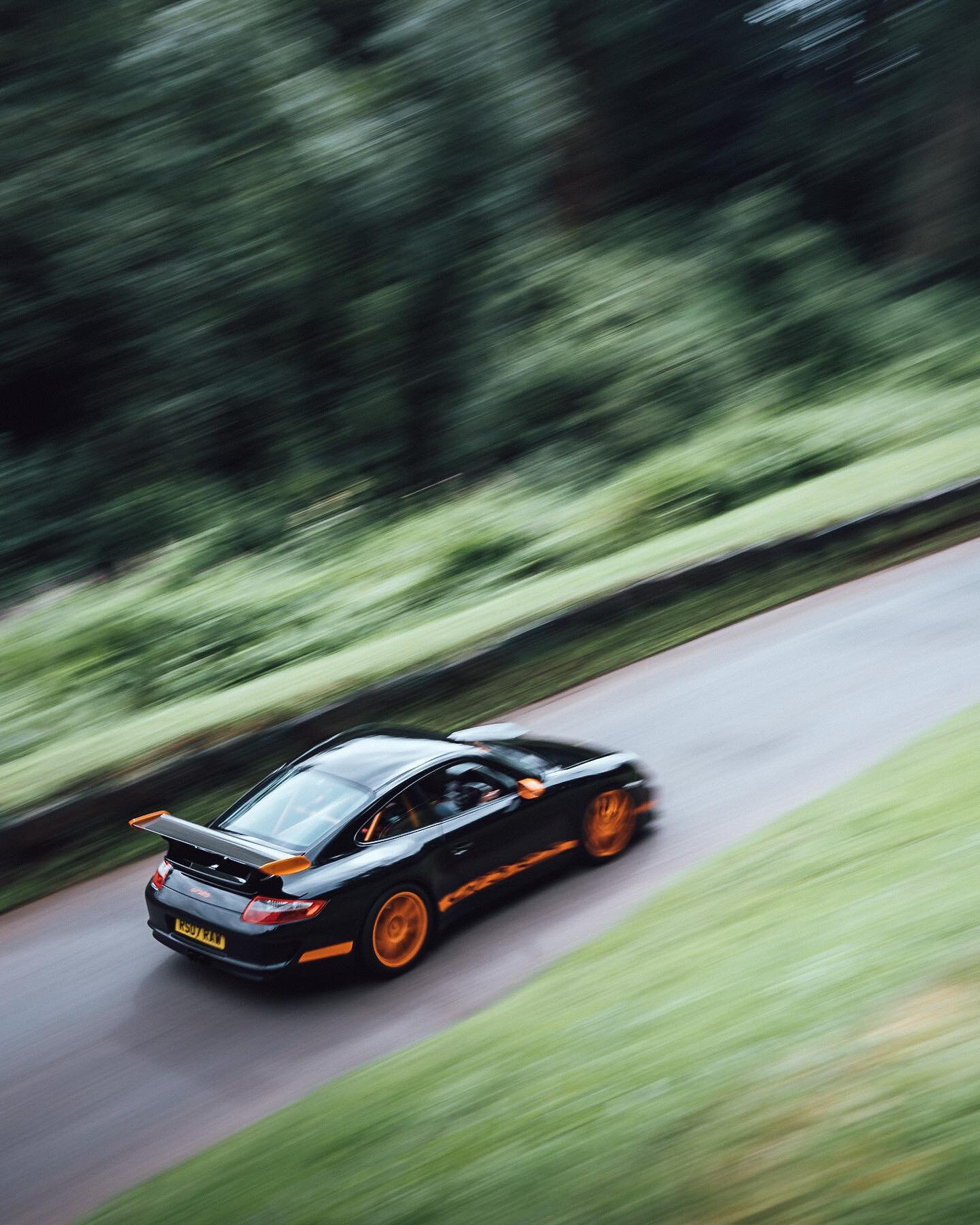 The final set from the Duke&rsquo;s Hillclimb. Not everyday a 911 is sharing the track with a Range Rover Classic
&bull;
&bull;
&bull;
&bull;
&bull;
#landrover #porsche #rangerover #ferrari #lamborghini #landroverdefender #defender #911 #porsche911 #