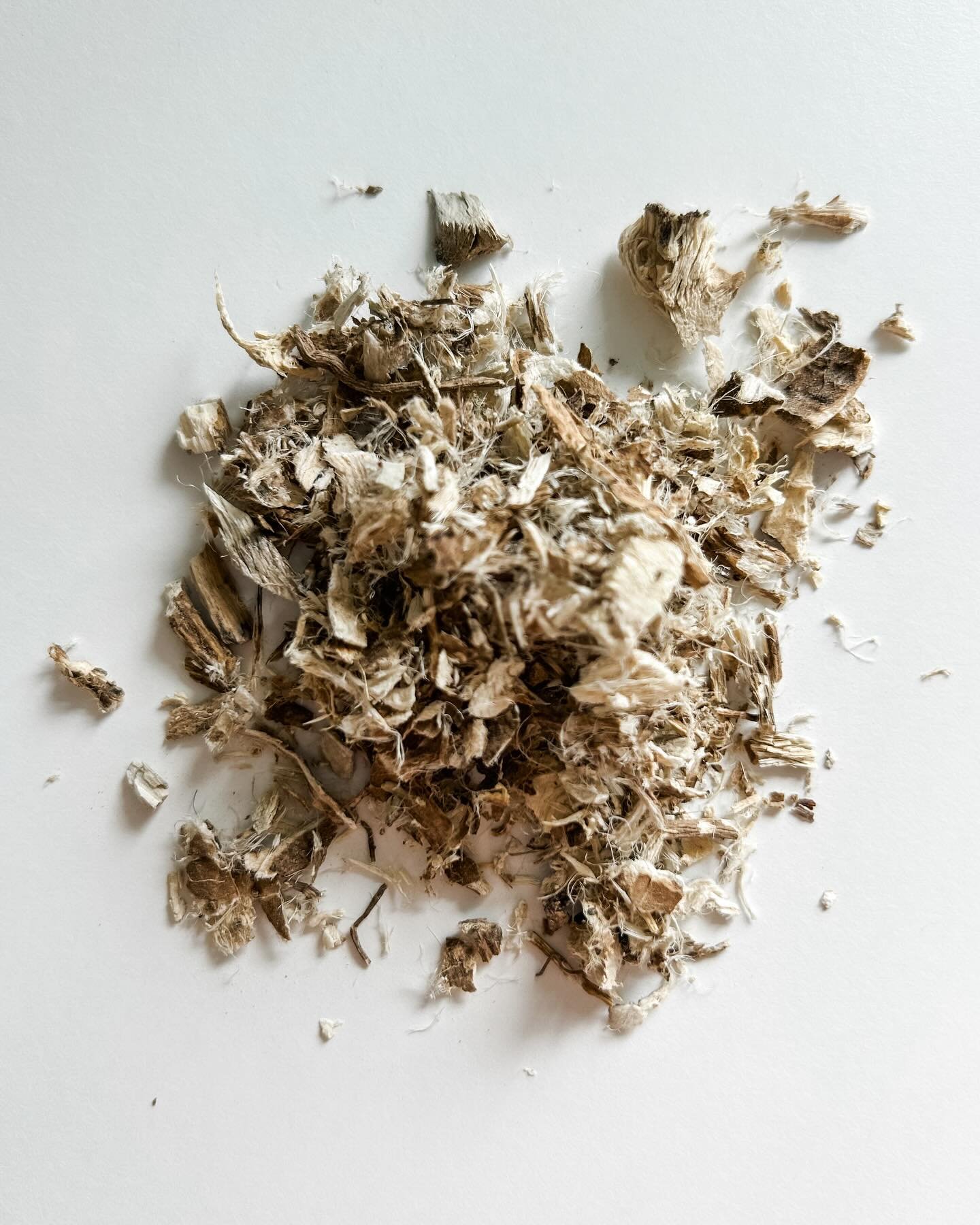 Marshmallow root&hellip;.

The gorgeous little demulcent herb is perfect for giving the tissues from the throat to lungs to the colon a little love and TLC. 

A must have for upset tummies, reflux, coughs and IBS. 

#herbalmedicine #marshmallowroot #