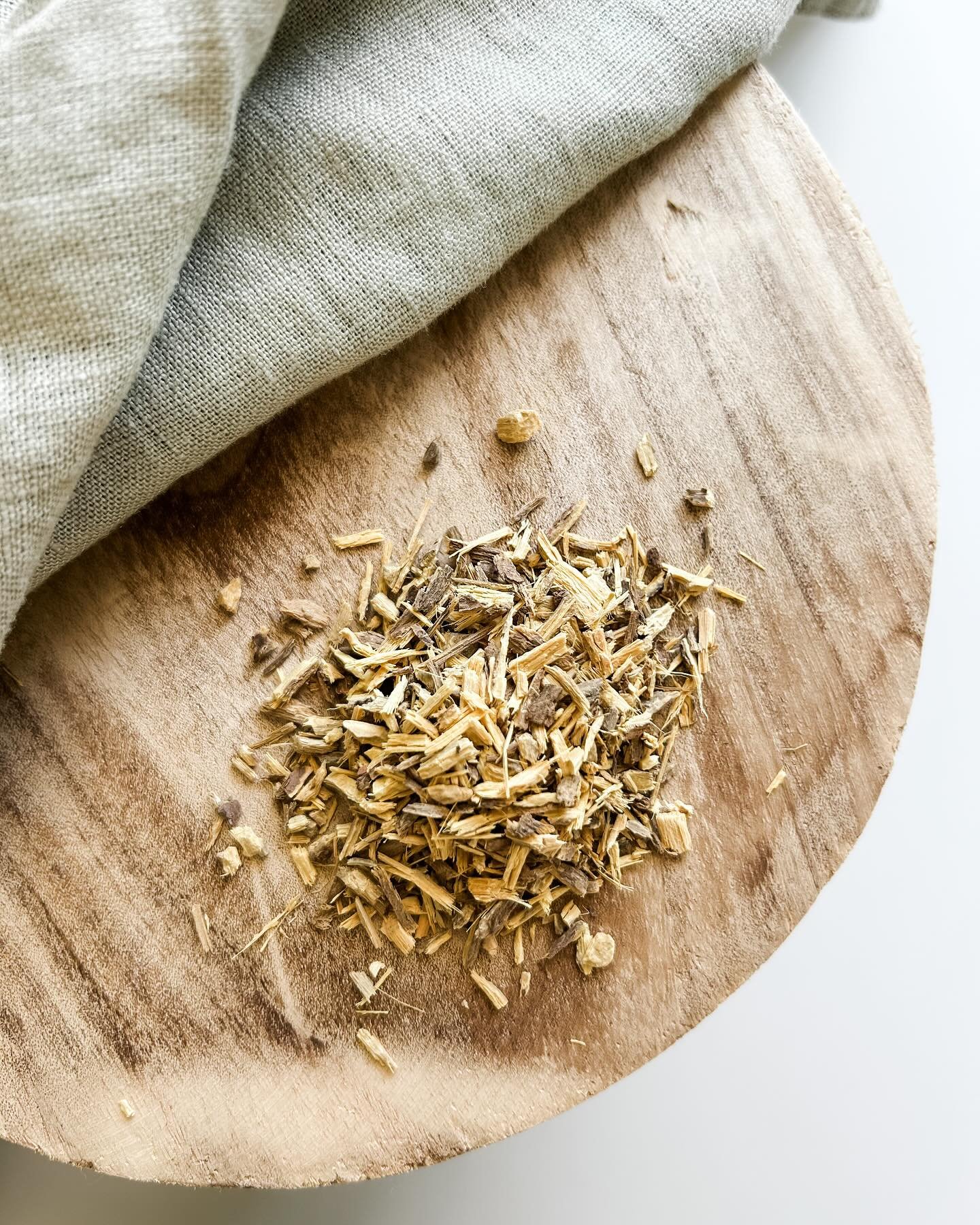 Beautiful licorice root&hellip;

Perfect for soothing digestive issues like ulcers, heartburn, and gastritis as well as supporting respiratory health by relieving coughs and soothing sore throats. 

For us stressed out mumma bears&hellip; it also hel
