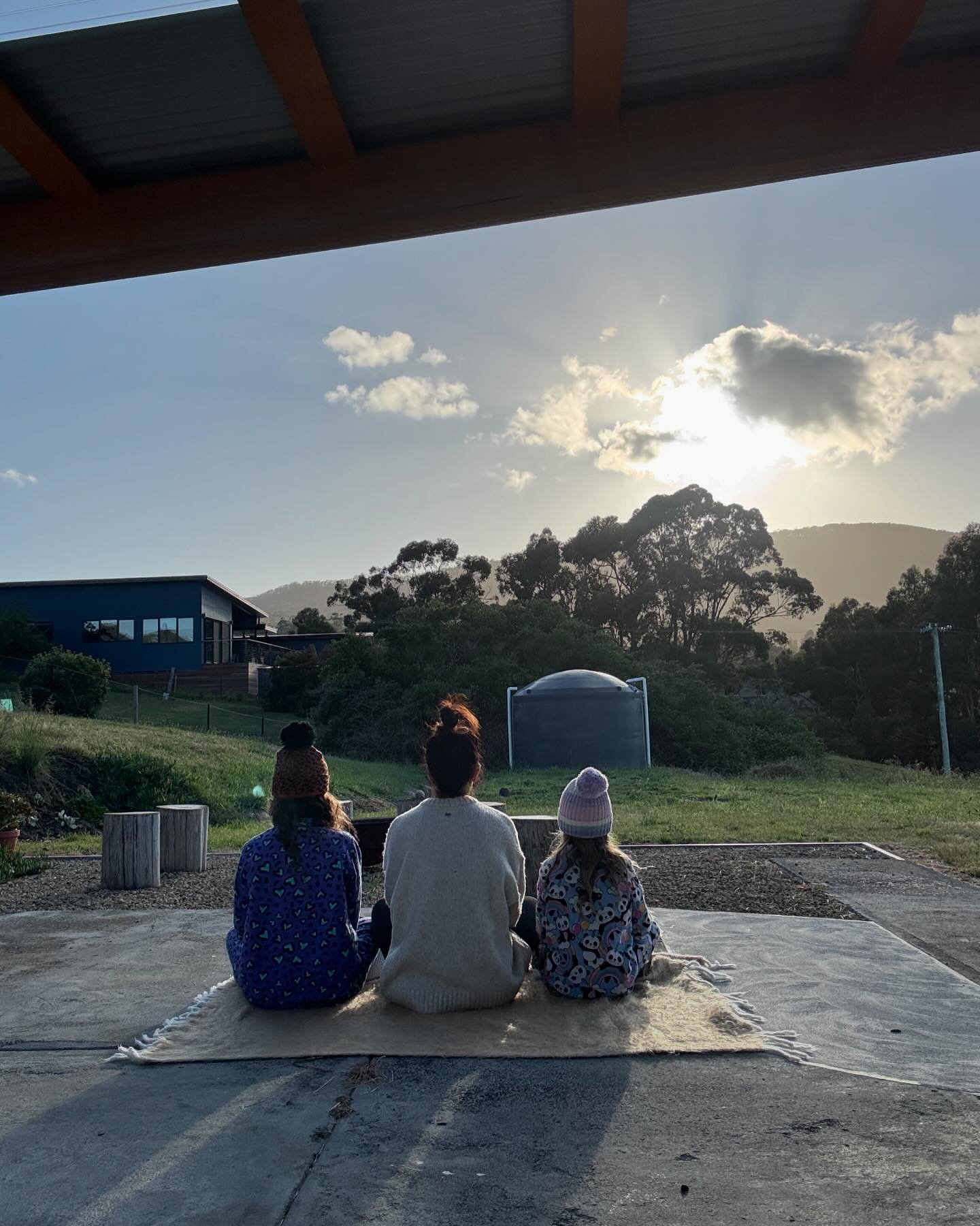 Teaching my little wahines how to wake up with the sun and breathe work&hellip;.✨

#parasympatheticnervoussystem #breathing #breathhold #bellybreathing #grounding #sunrise #balance #nourishedlife #nutrition #clinicalnutritionist #sproutchange #seedan