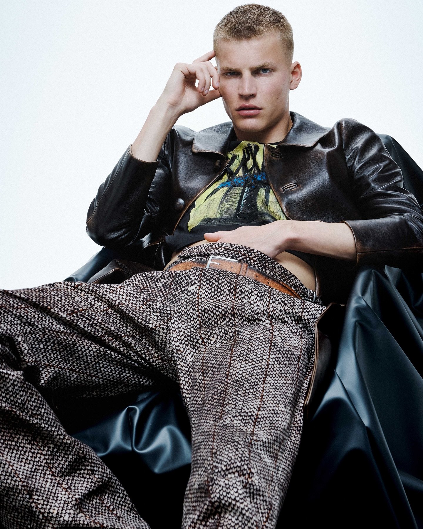 TIMO PAN in Aurora COVERSTORY @numero_netherlands 🔥

Casting @timiletonja 
Photo @marcovanrijt 
Styling @sorenkolborg 
Hair @mettethorsgaard 
Make-up @viktoriasorensdotter 
Set @leomaribo 
Photo ass @kennethmeng 
Styling ass @khlings 
Location @thel