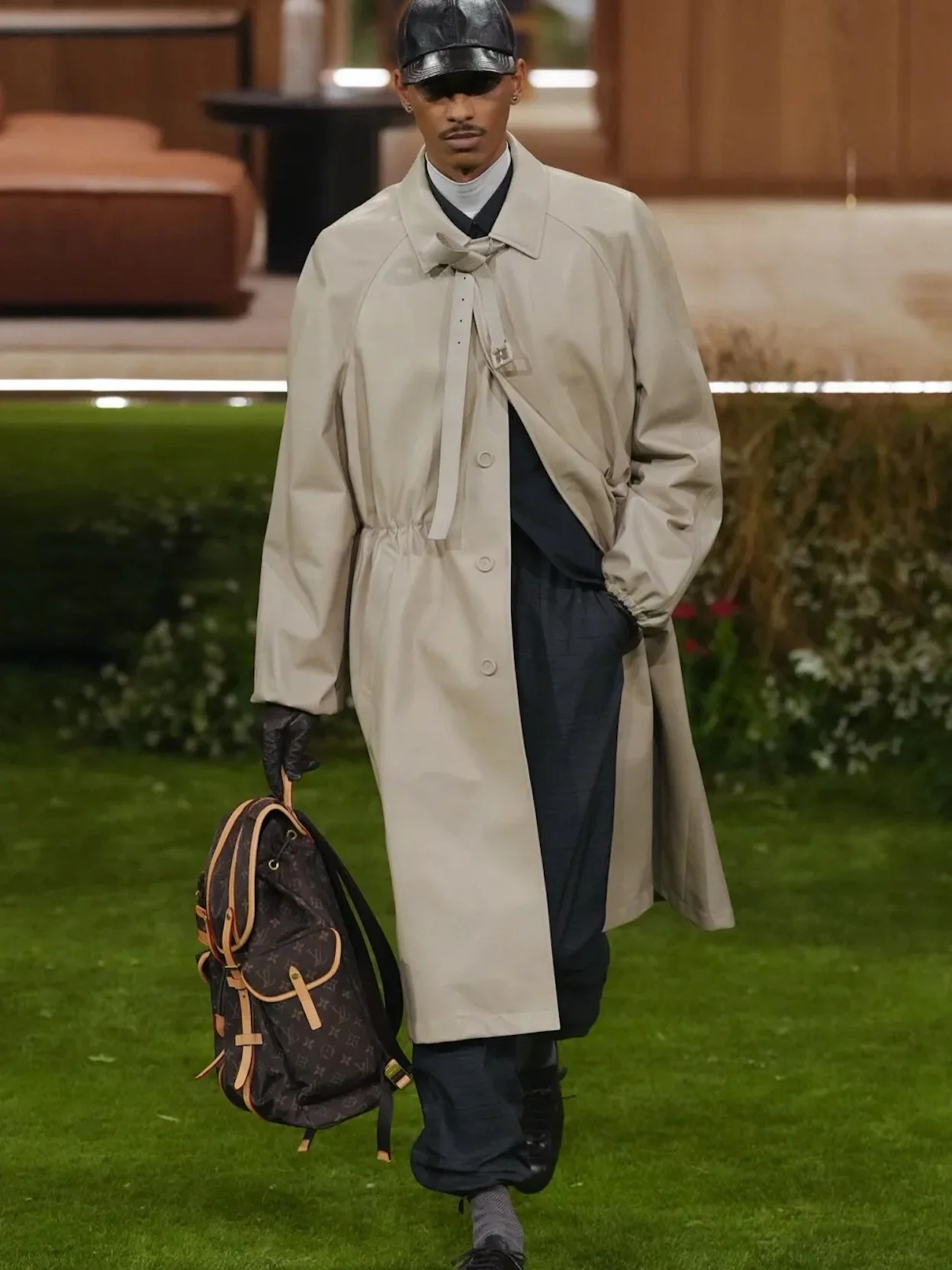 MOHAMED HASSAN @louisvuitton FW&rsquo;26 in Paris this evening &hearts;️

Casting @bitton @establishmentny @twodadstwokids 
Creative dir @pharrell 
Styling @henson 

#LVFW26 #ParisFashionWeek #MohamedHassan #thetroopers