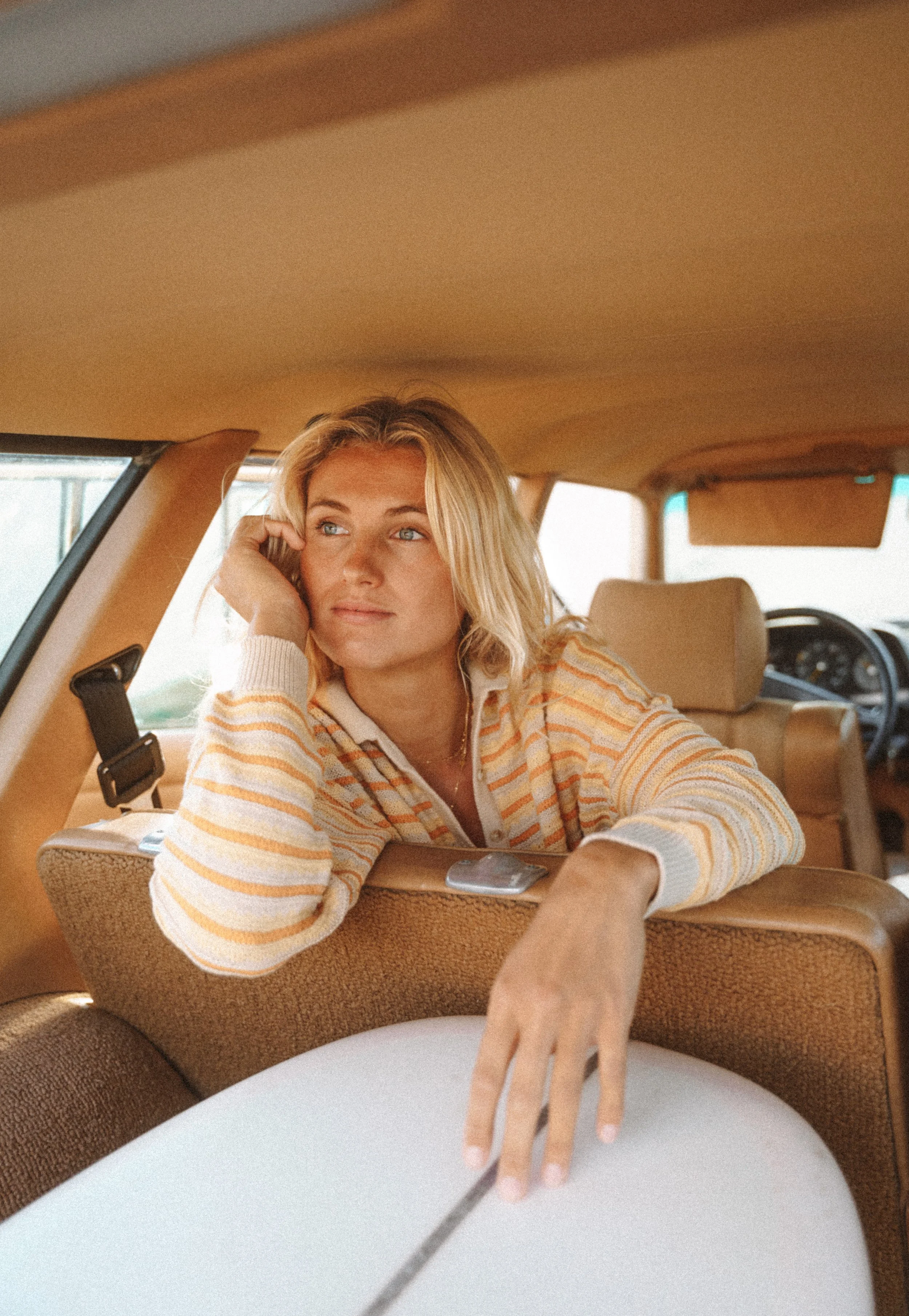femme surf billabong shooting vieille voiture coucher de soleil les landes hossegor