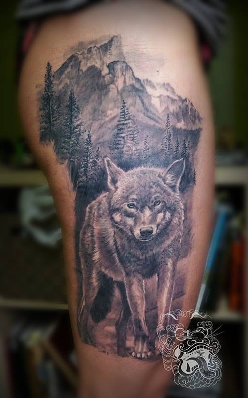 This wolf composition is covering big portion of the upper leg. All the elements are highly detailed and were complited over few tattooing sessions.
