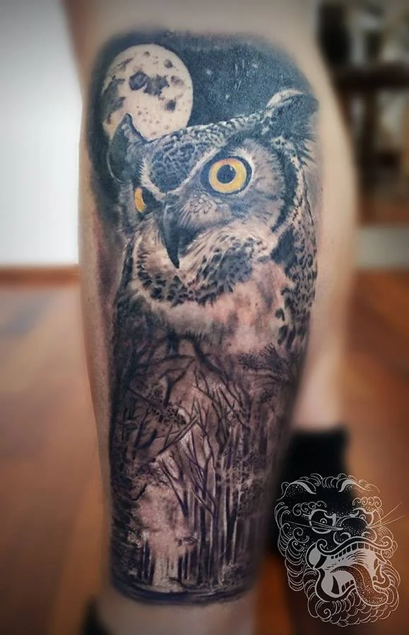 In this animal tattoo, owl stands for a close connection with nature.