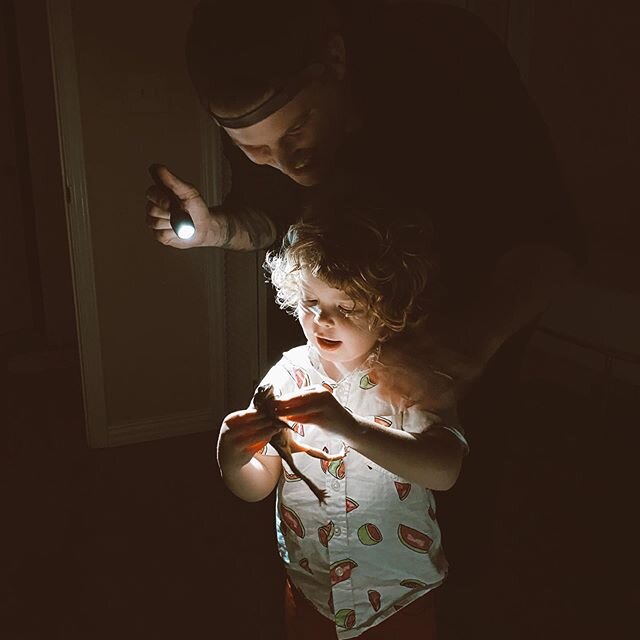 Bedtime view from my rocking chair. Lake&rsquo;s hair smells like Lavender.... and I breathe it in with relief, she hugs me a little tighter.  Then we carefully watch the boys marvel at the amphibian. #thatswhatlittleboysaremadeof #thatswhatlittlegir