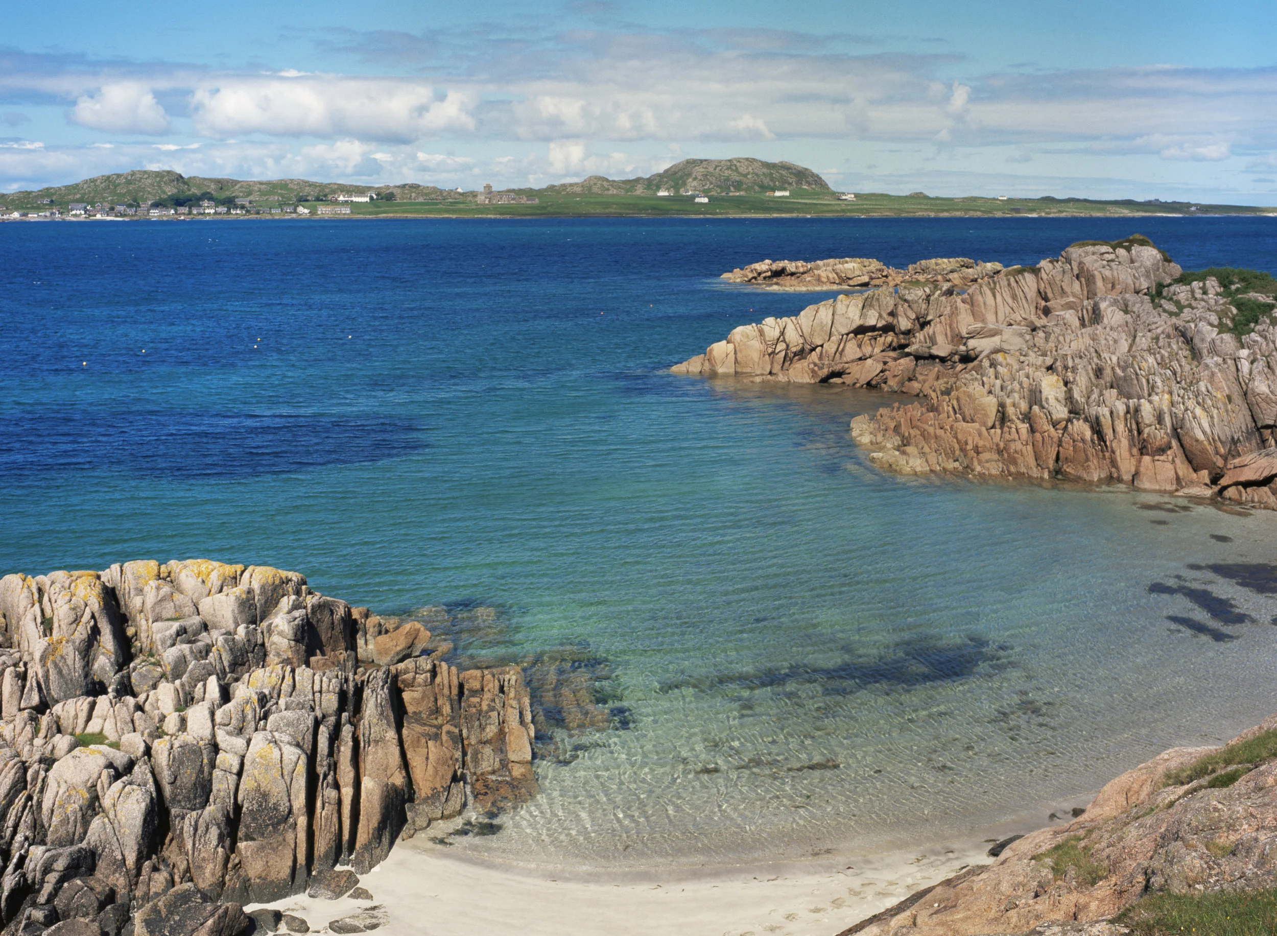 Iona visitscotland_26542717535.jpg