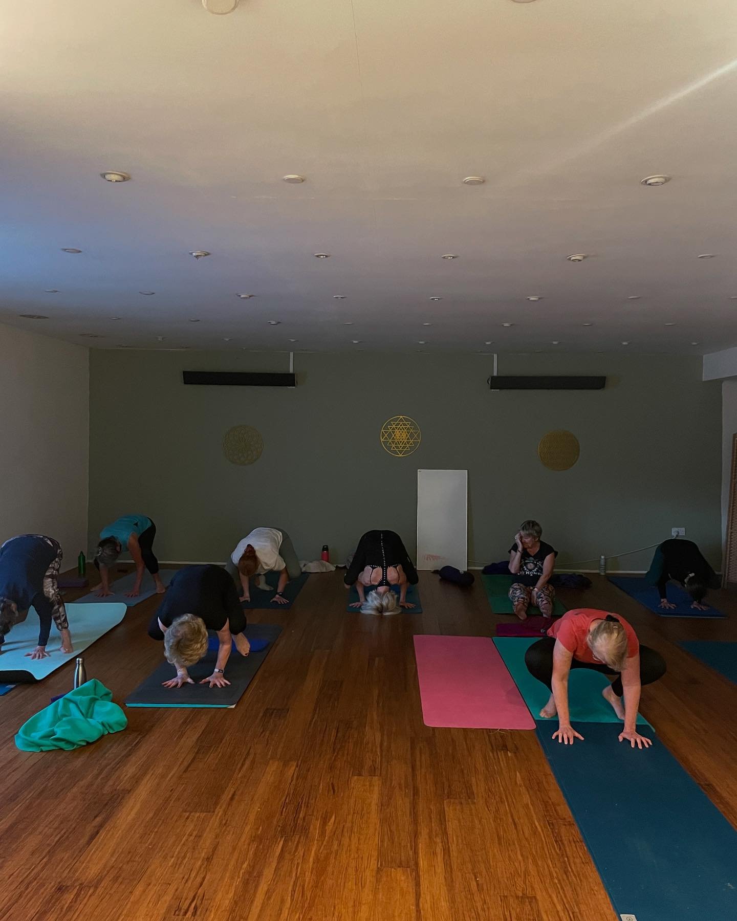 Morning and evening Yogis getting their inversions in 

#jsinvertedforchristmas