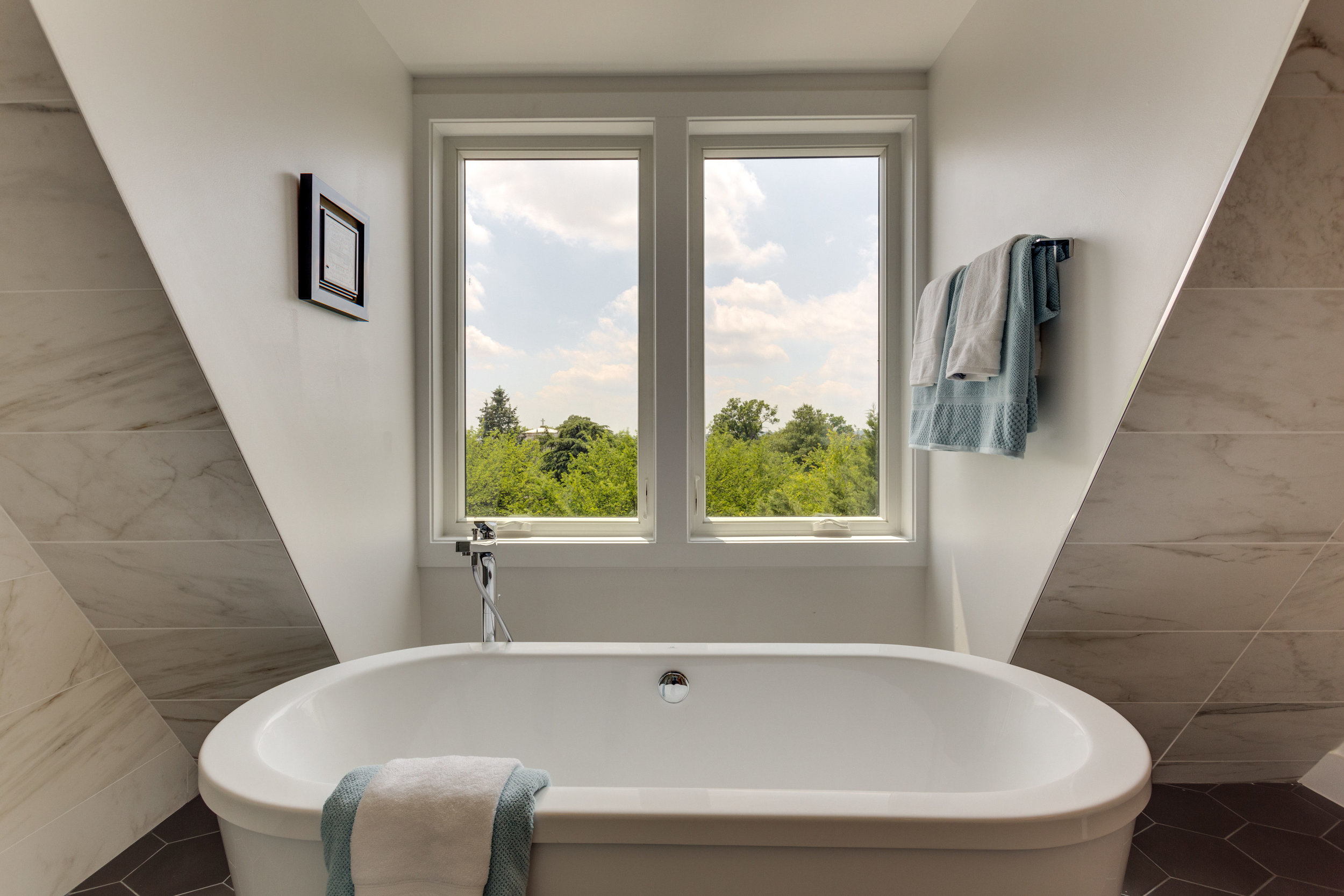 15 Grant Cir NW Unit 3-print-045-17-Bathroom-4200x2800-300dpi.jpg