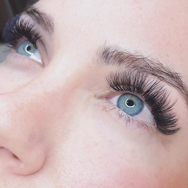 Look at that fluff!!🌈🌈🌈🌈 FACT! Lash extensions not only enhance what you have naturally but can do so in a way that make you feel gorgeous inside &amp; out💕 Enjoy your weekend dolls💋