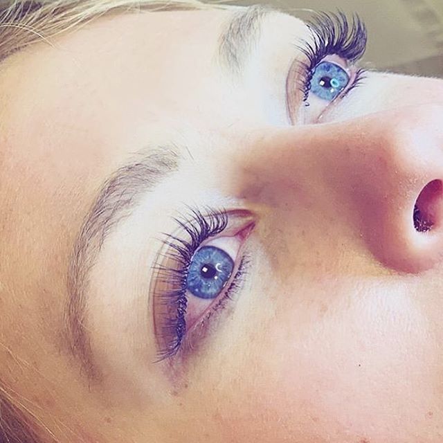 I always hear &ldquo;what mascara are you wearing?!&rdquo; Lol it&rsquo;s called lash extensions🦋

Want the look of flawless lashes every day? Click the link in our bio &amp; schedule your full set!