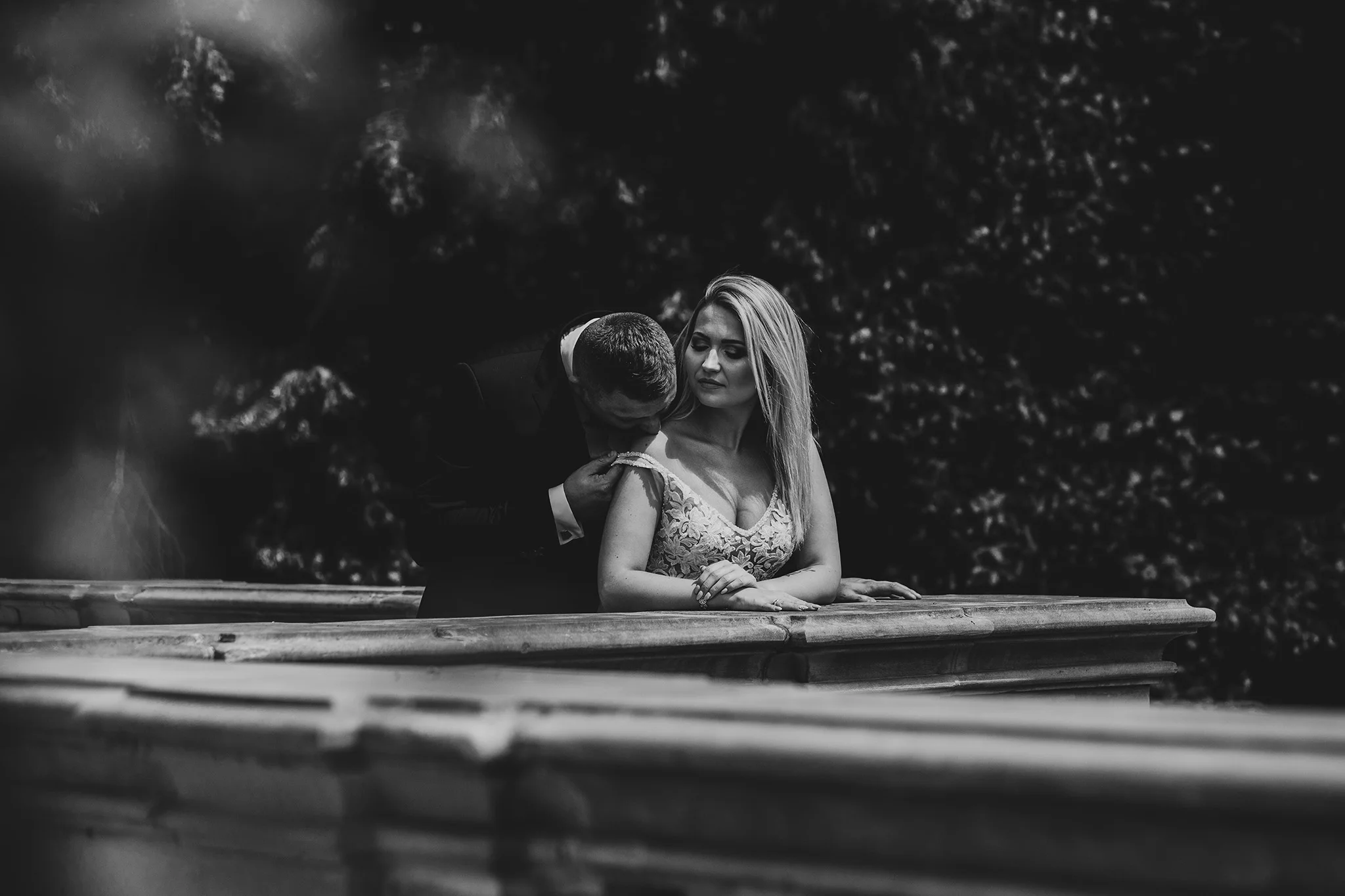 50_Paulina i Konrad_sesja slubna_obrobione_bw.jpg