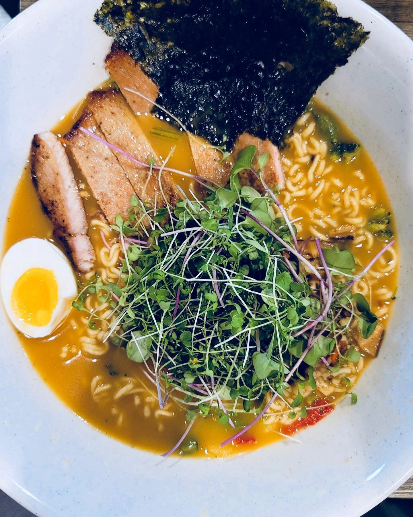 Some Ramen with Hot and Spicy Mix on top! Can&rsquo;t go wrong with how to use your micro greens. Put them on everything!
&bull;
#microgreens #microgreens🌱 #MicroGreen #microgreensfarm #microfarm #microfarming #organic #urbanfarming #urbanfarm #urba