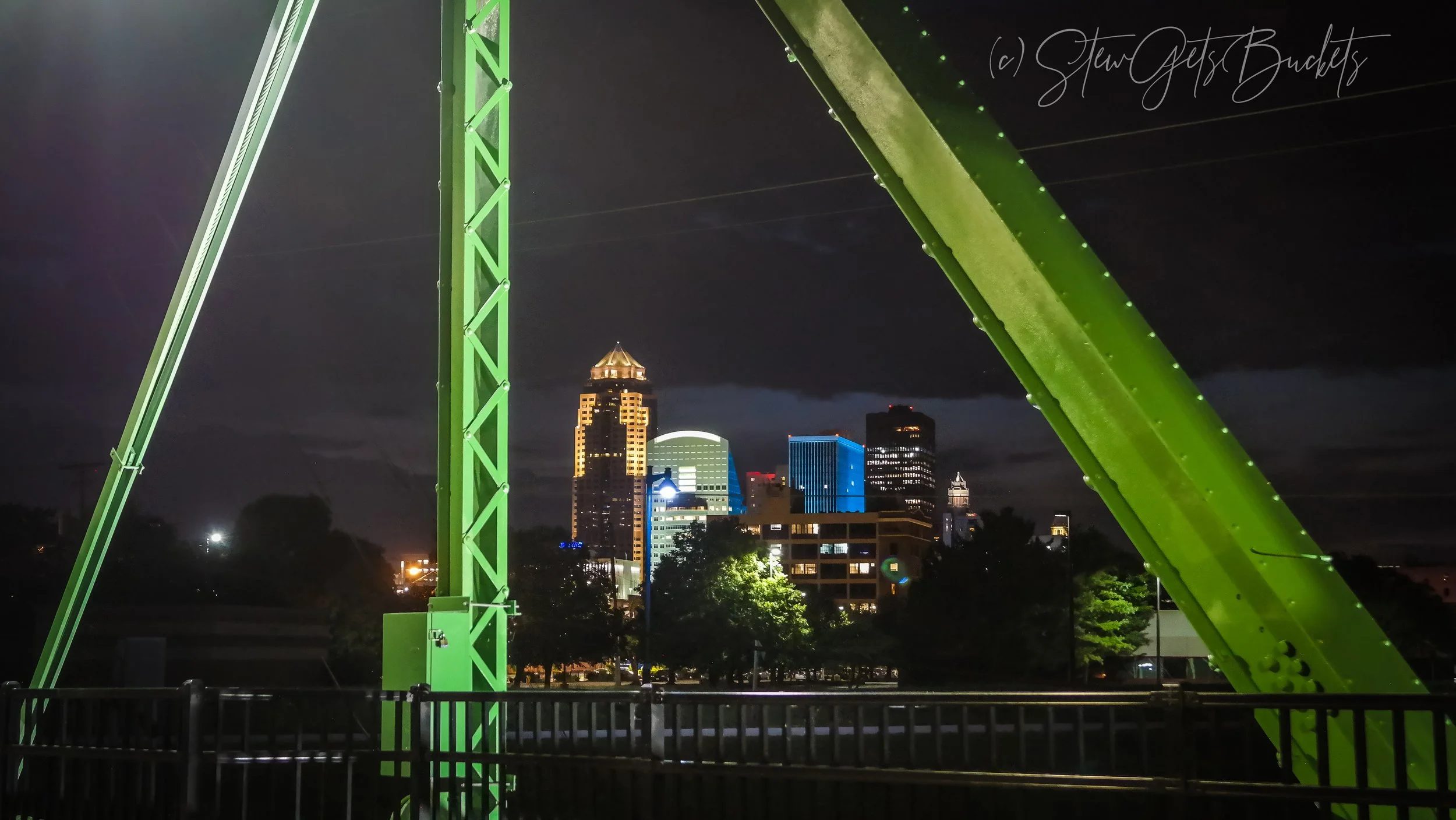 DSM through the bridge posts wide AS (c) @stewgetsbuckets-1.jpg