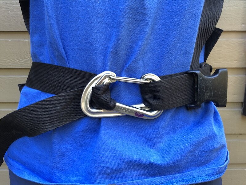 Use 2 carabiners to fix a broken backpack waist belt — Alpine Savvy