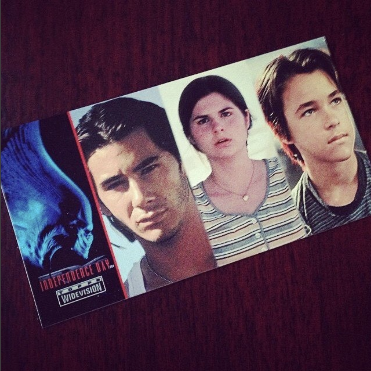 A trading card with some of the actors from Independence Day