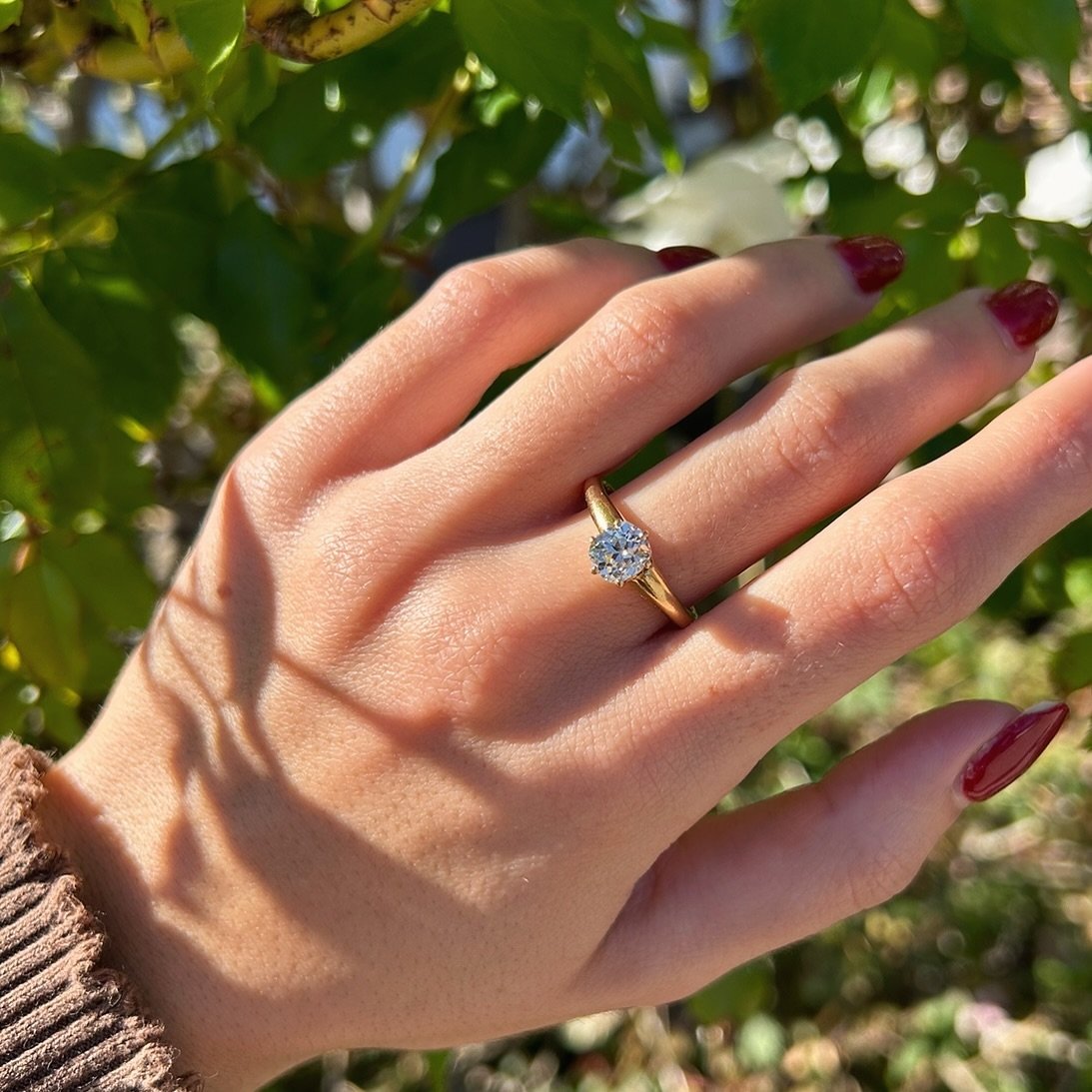 Can a diamond get more stunning? This vintage 1.15 ctw cushion cut diamond (L-M color, VS clarity) ring speaks for itself 😍💎