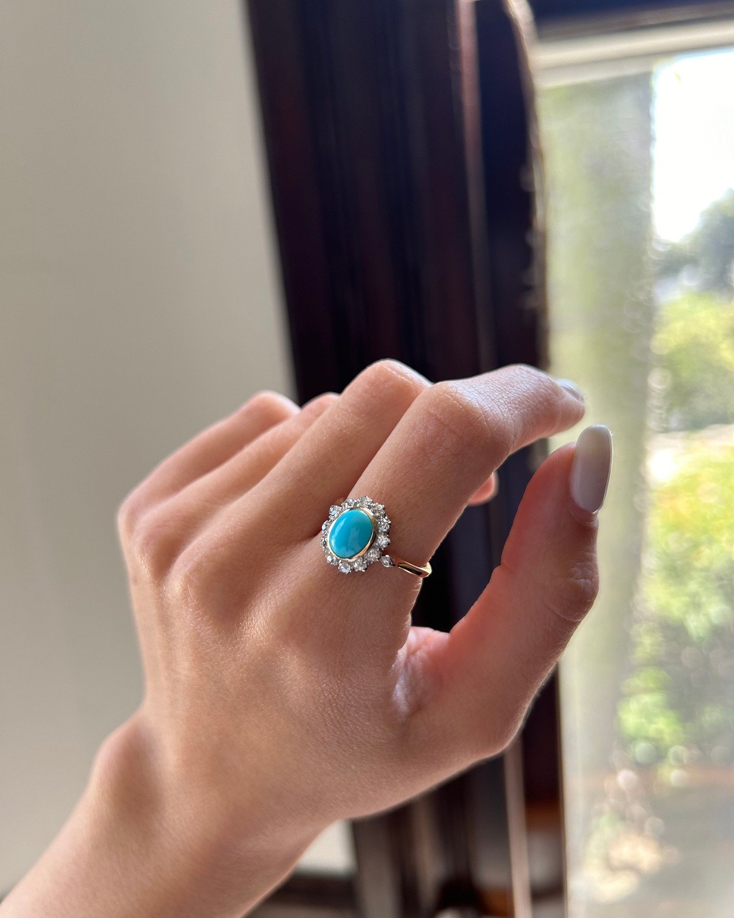 Newly available in our treasure chest! Check out this incredible early 20th century Gold + Turquoise Single Stone Ring with Old Cut Diamonds 🤍💎 DM for more info!