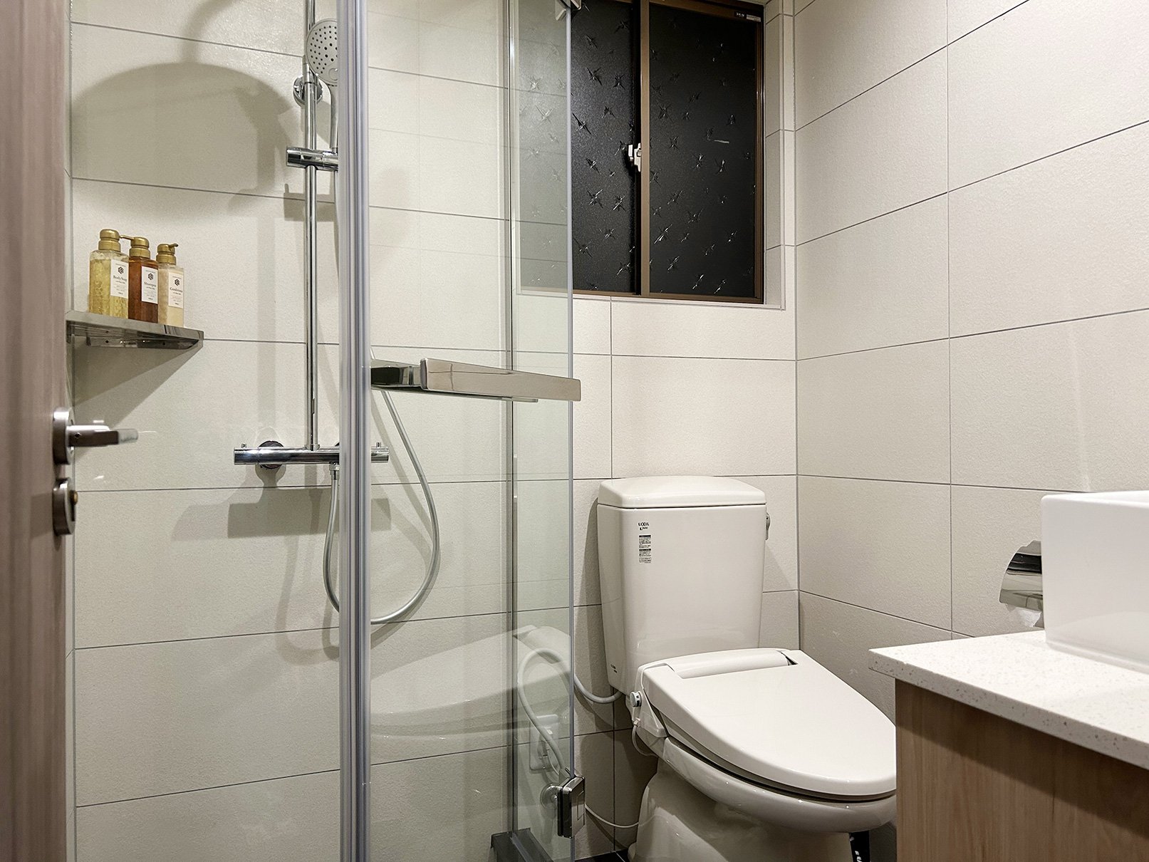happo-view-chalet-toilet-shower-.jpg