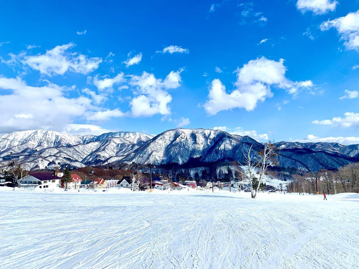 Good morning it&rsquo;s sunny today! 🌞 
Last night&rsquo;s snow falls make slope conditions better ❄️
.
📷another sunny day at Tsugaike🌞
.
#tsugaikekogen 
#白馬村 #信州 #旅行 #冬旅 #長野県観光 #旅行好きな人と繋がりたい #❄️ #スキーすきな人と繋がりたい #スノボすきな人と繋がりたい #skiholiday #japow #h