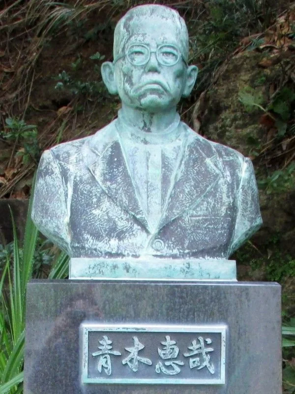 青木恵哉の銅像