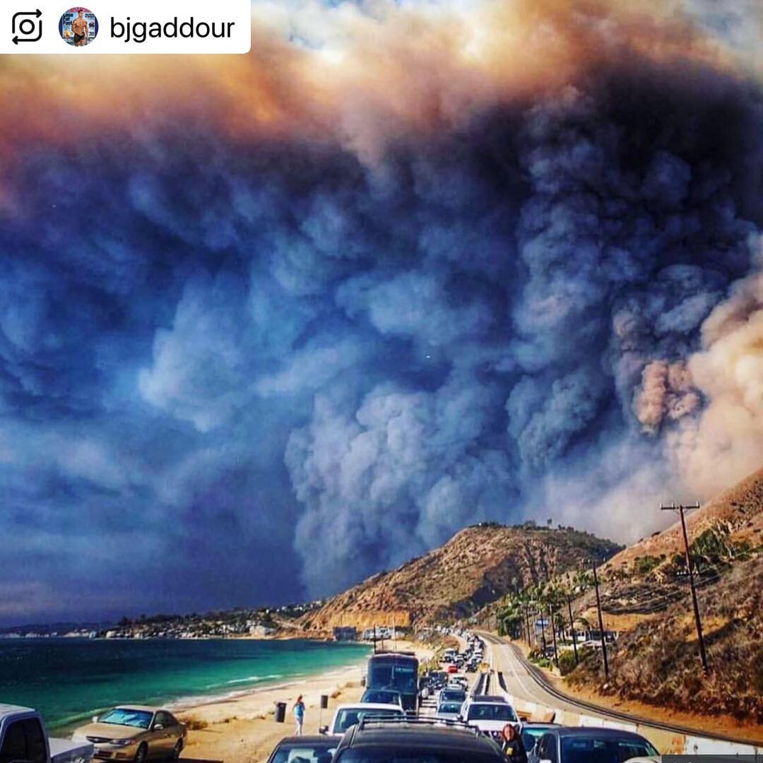 Pray for California and the families who have had to evacuate and those who've lost homes, businesses and loved ones 😔🙏🏻 #prayforcalifornia #socal #wildfire #woolseyfire #LA #lafire