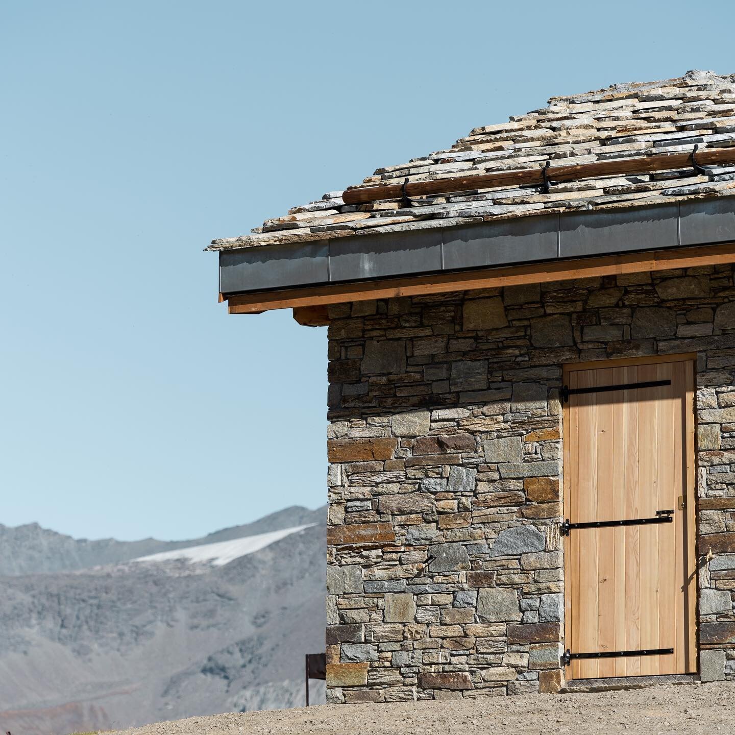 Chalet d&rsquo;alpage du Chardonnet &agrave; 2400m 🏔🐑 #architecture #alpine #alpage #tignes #stone