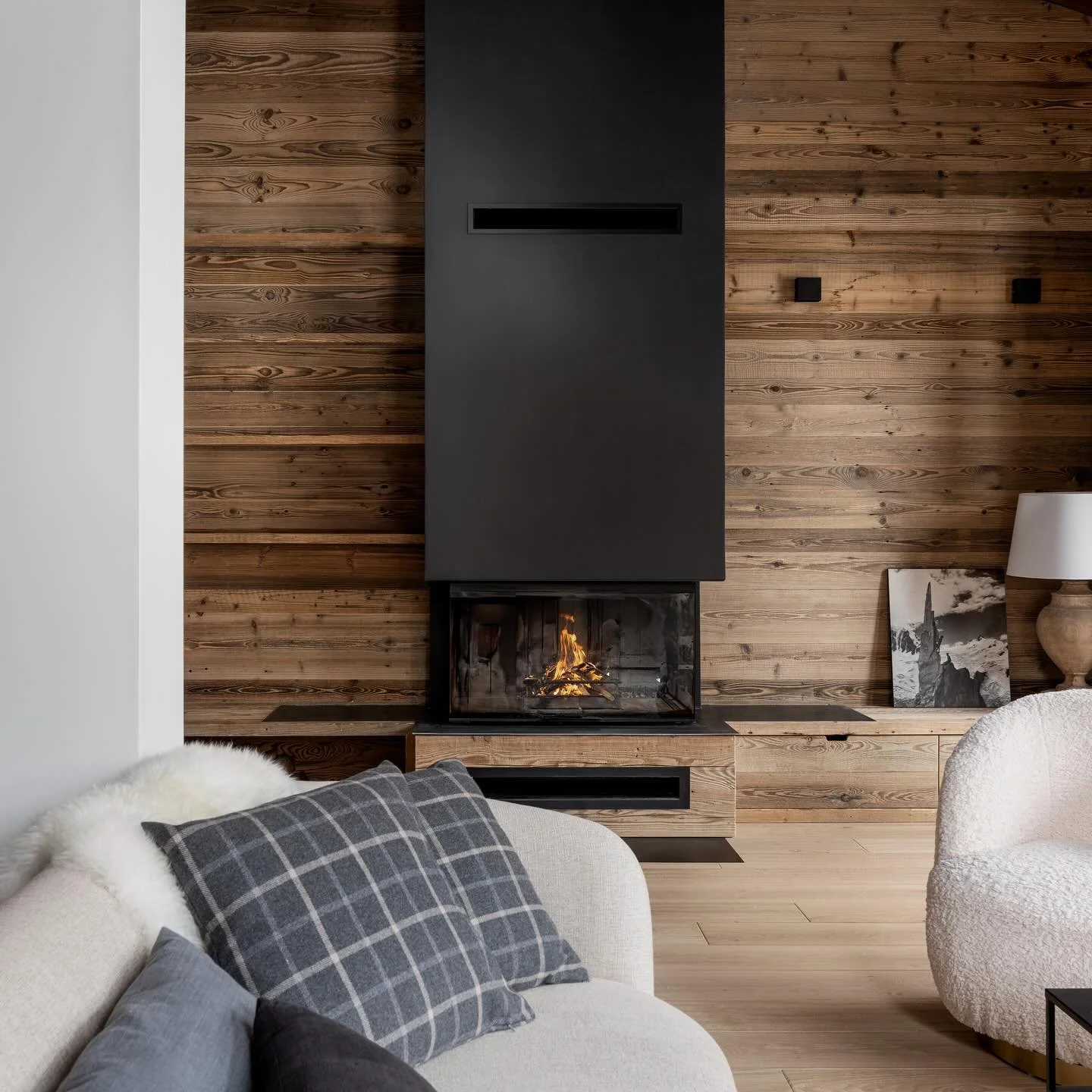 Regroupement de trois appartements en triplex &agrave; Val d'Is&egrave;re 
#interiordesign #fireplace #cosy #mountainarchitecture #alpine #architecturephoto #valdisere 
@hjortphotography