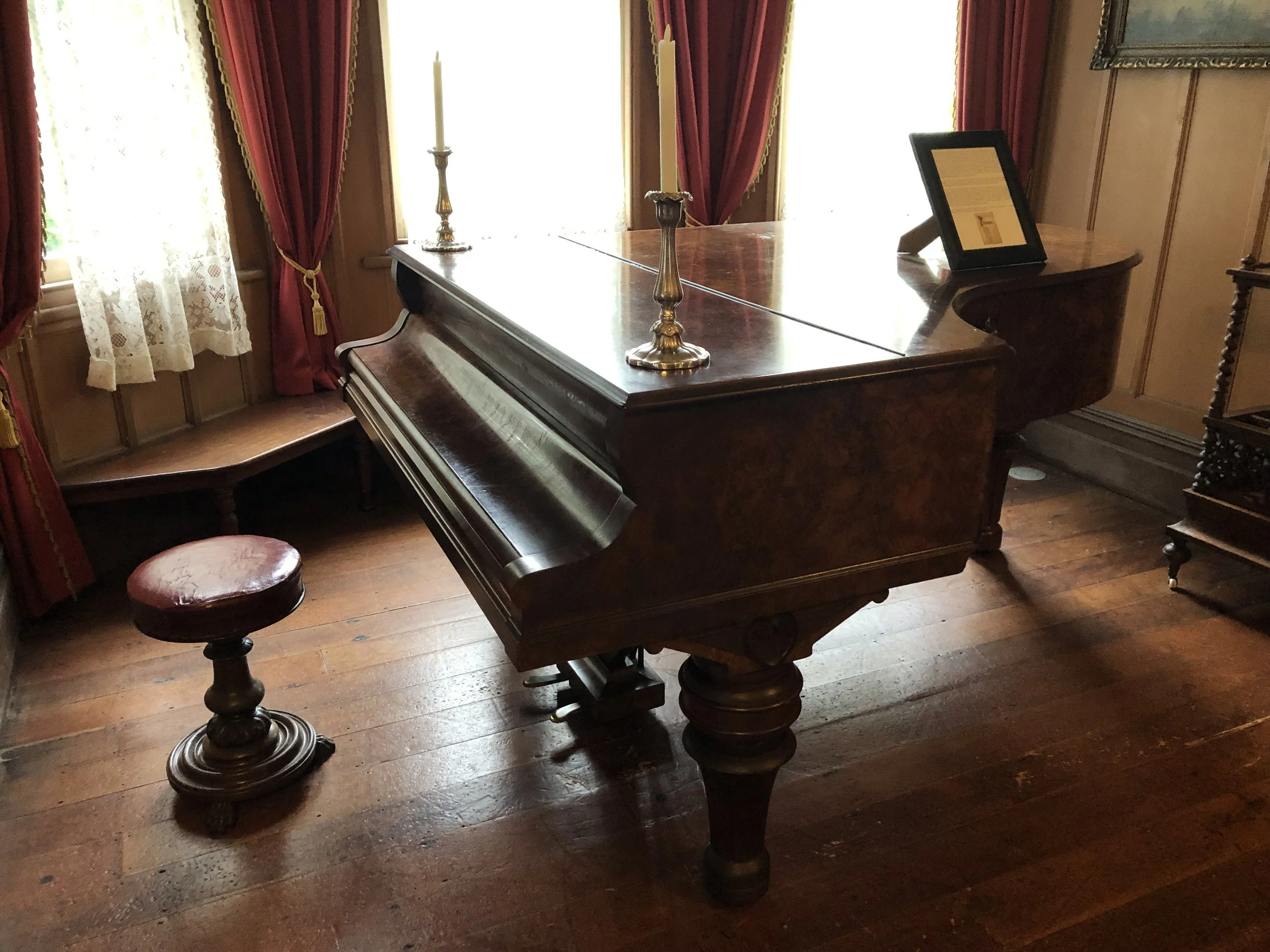 Ronisch piano