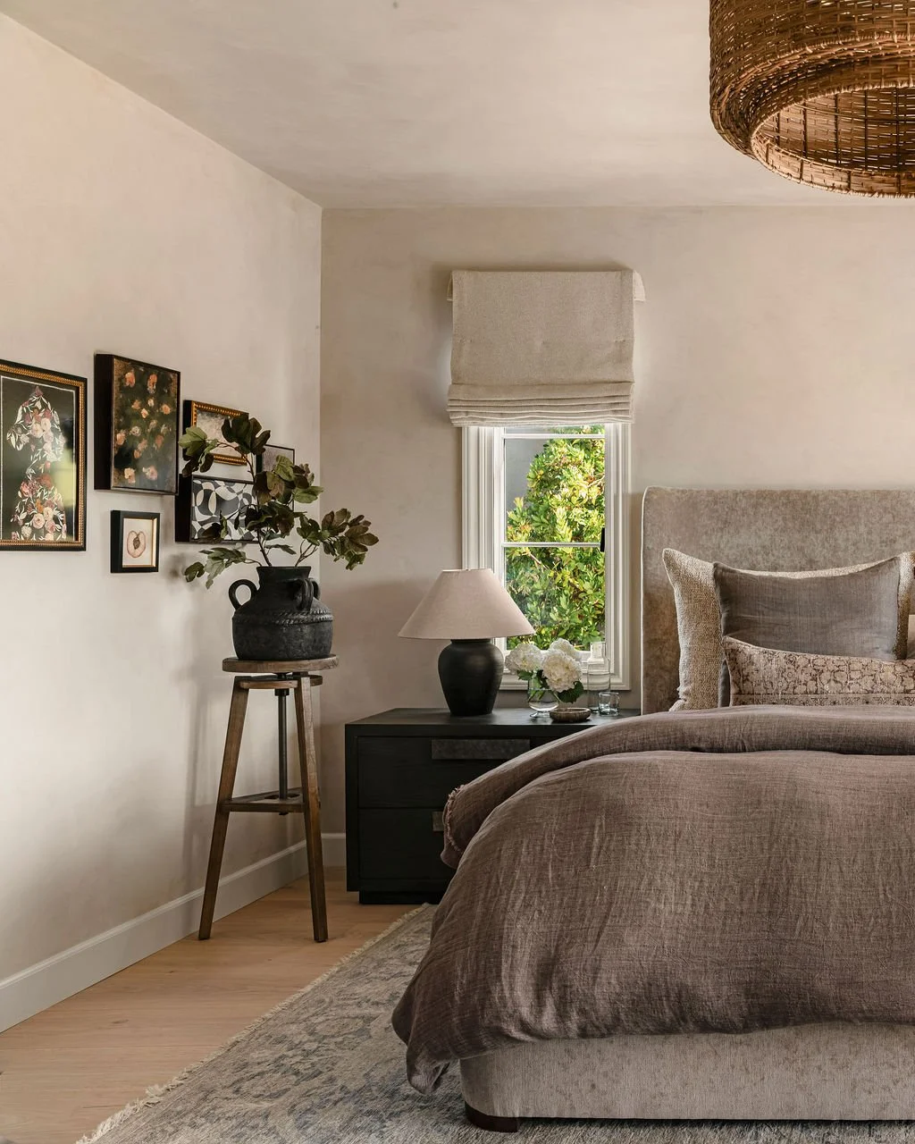 Warm and soft bedroom 