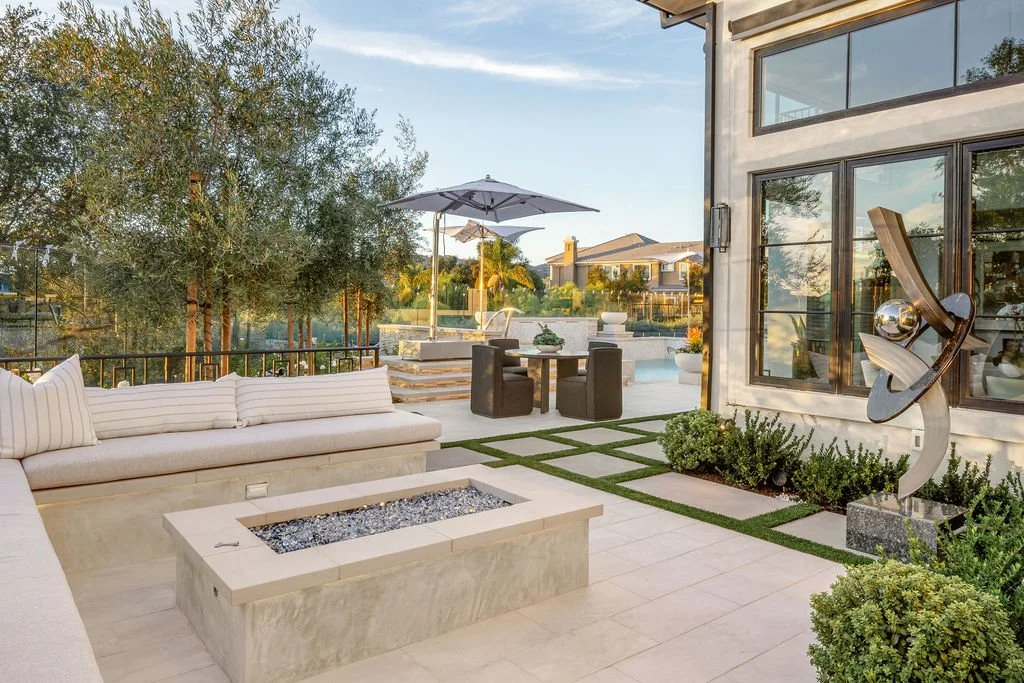Outdoor sitting area with firepit
