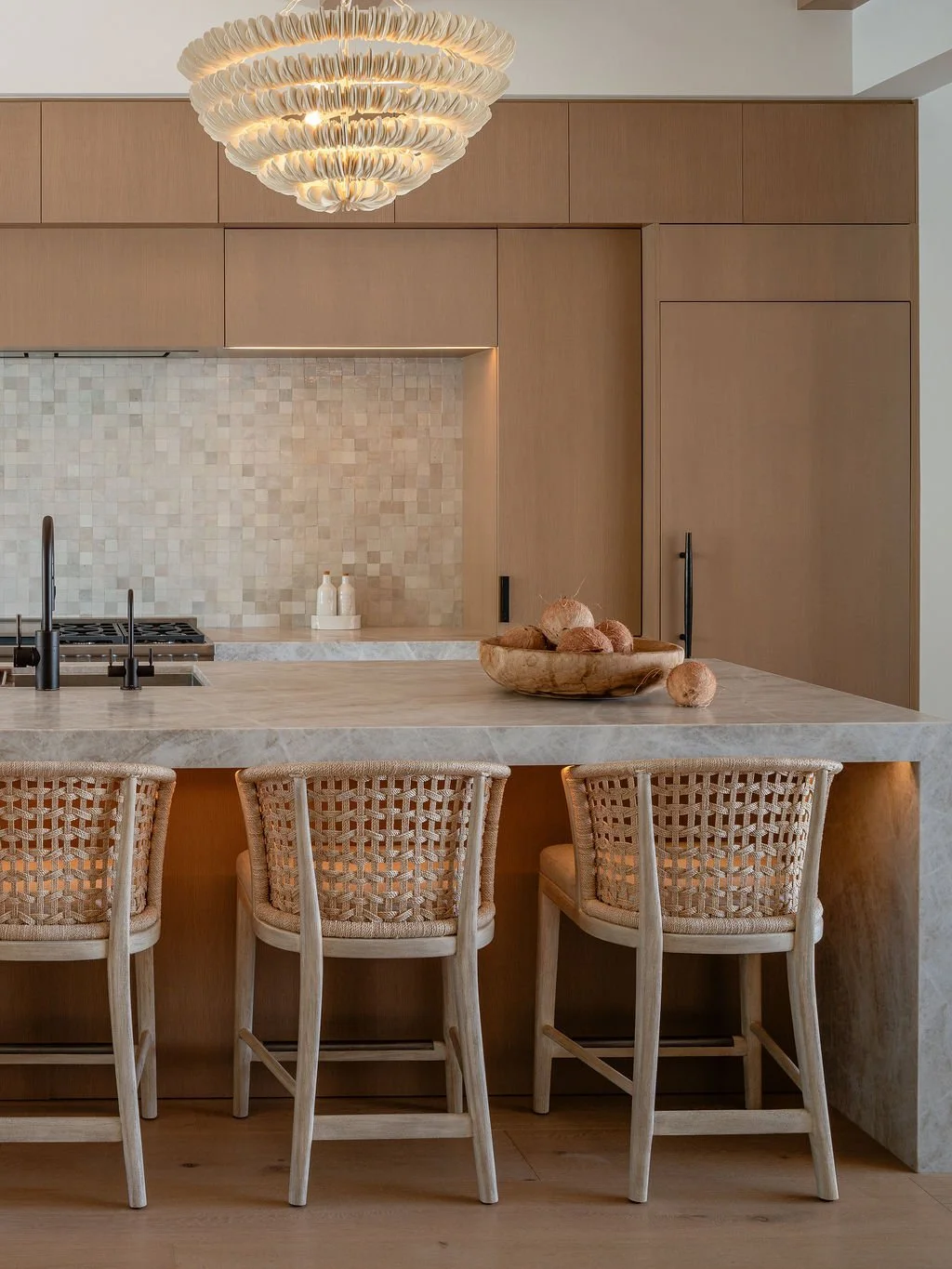Warm kitchen with breakfast bar
