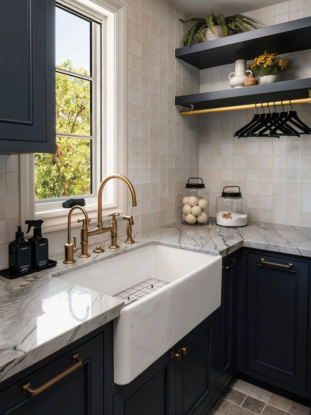 Modern kitchen are with dark cupboards 