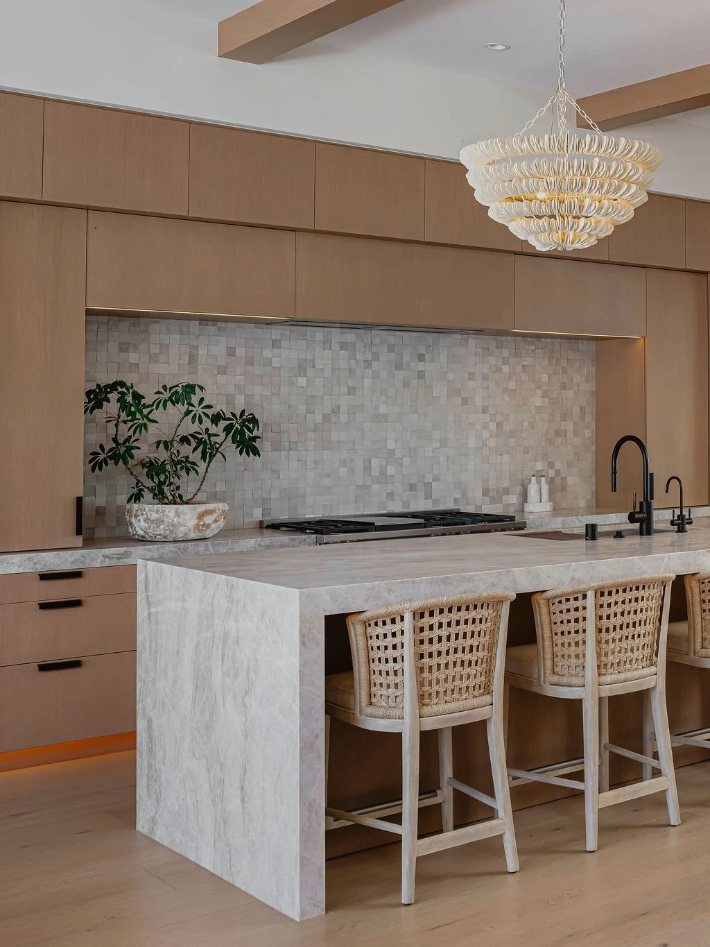 Warm kitchen with breakfast bar