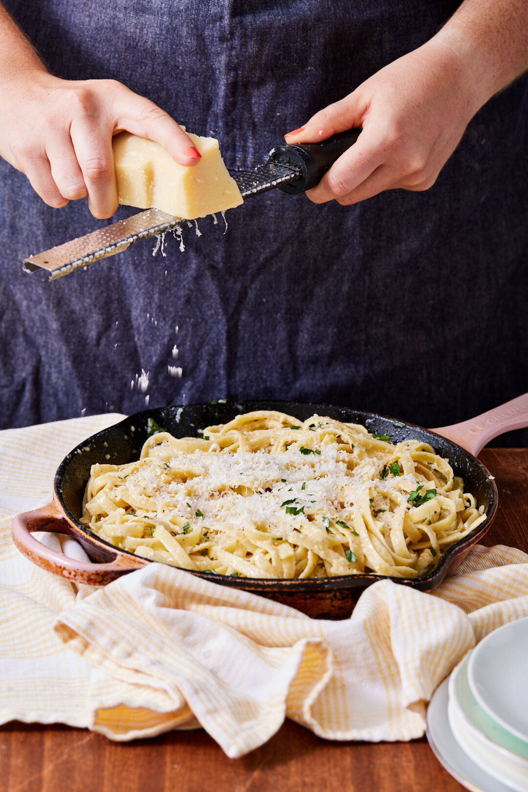 Delish_210608_Copycat_Olive_Garden_Fettucine_Alfredo_Vertical_Cheese_196_EB.jpg