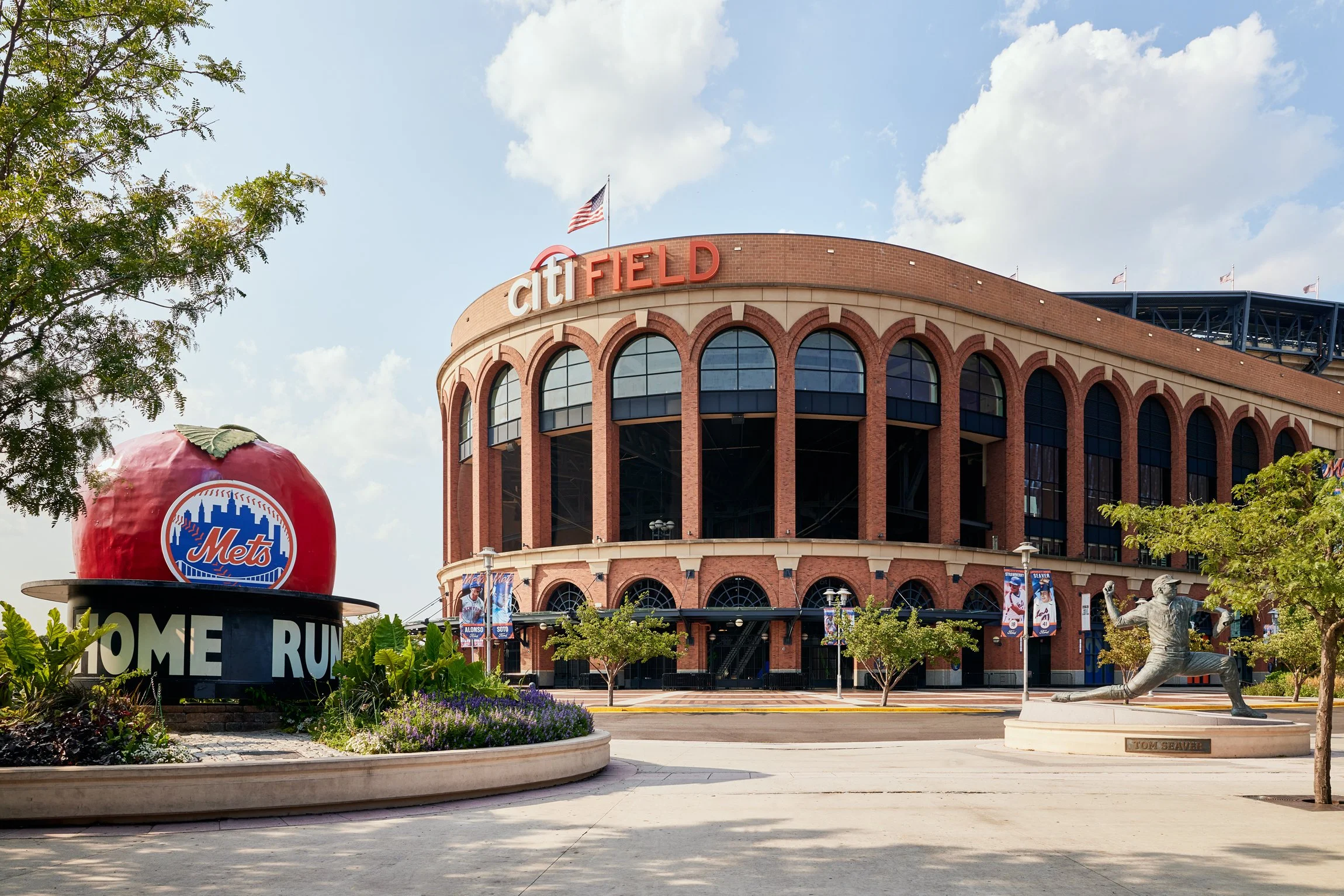 Mets_Plaza_4002.jpg