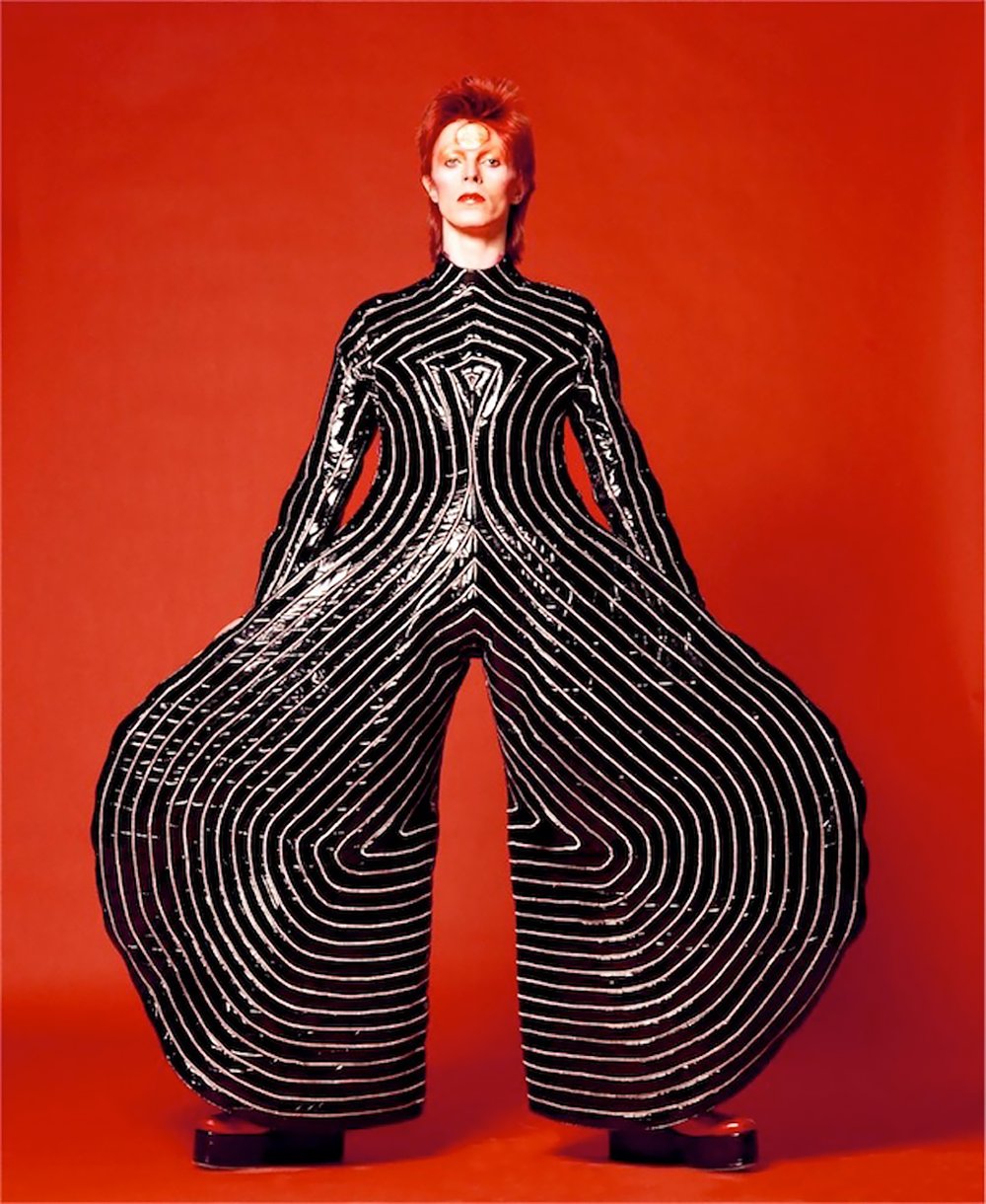  https://www.rollingstone.com/music/music-news/how-david-bowies-fashion-transformations-changed-the-world-53287/ 