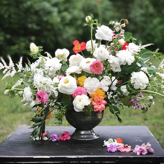 Loved being back in the studio and creating this piece for @lindsaaayhart and @henryjacobginsberg . All of my current flower obsessions in one: poppies, peonies, ranunculus, stock, anemones, and astilbe. Congrats, you two! ❤️