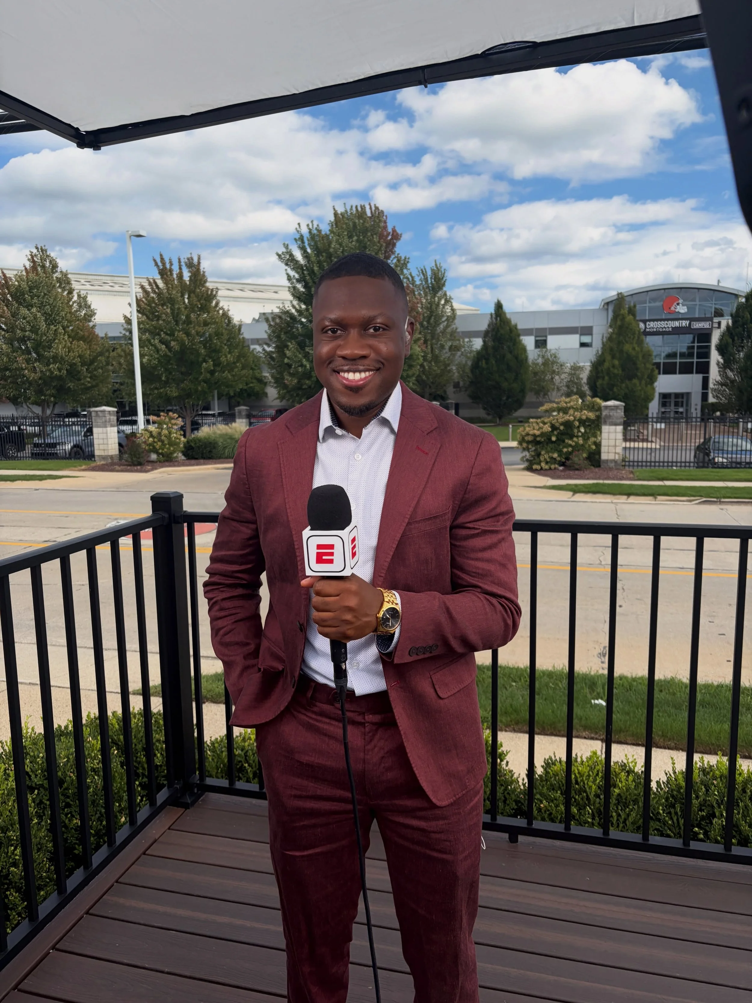 Double duty🏈

@espn | @nflnetwork