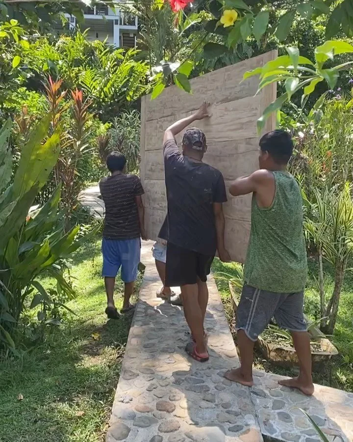 The Shala Door
.
Was cut and constructed here at ROAM and made into the gorgeous showpiece that it is by @norielmiller the master carpenter of Solarte who built our over the water eatery and worked alongside @atolhisattvalife on many a project here o