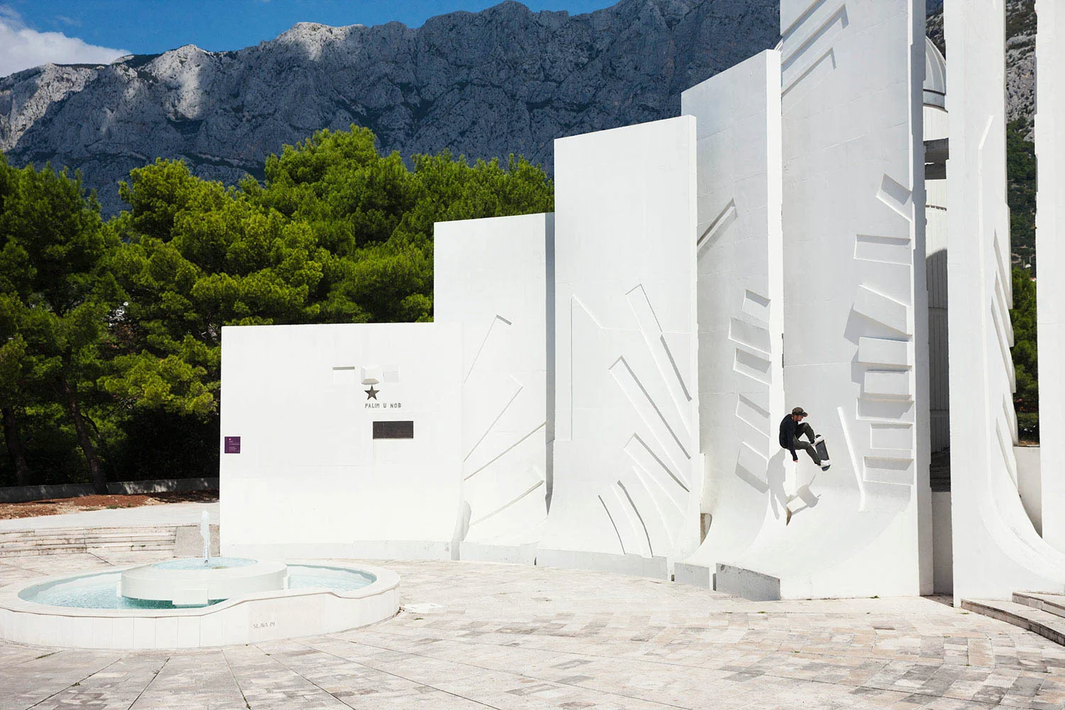 24_CyrusBennet-FrontsideOllieToWallride2-Makarska-SamMcGuire.jpg