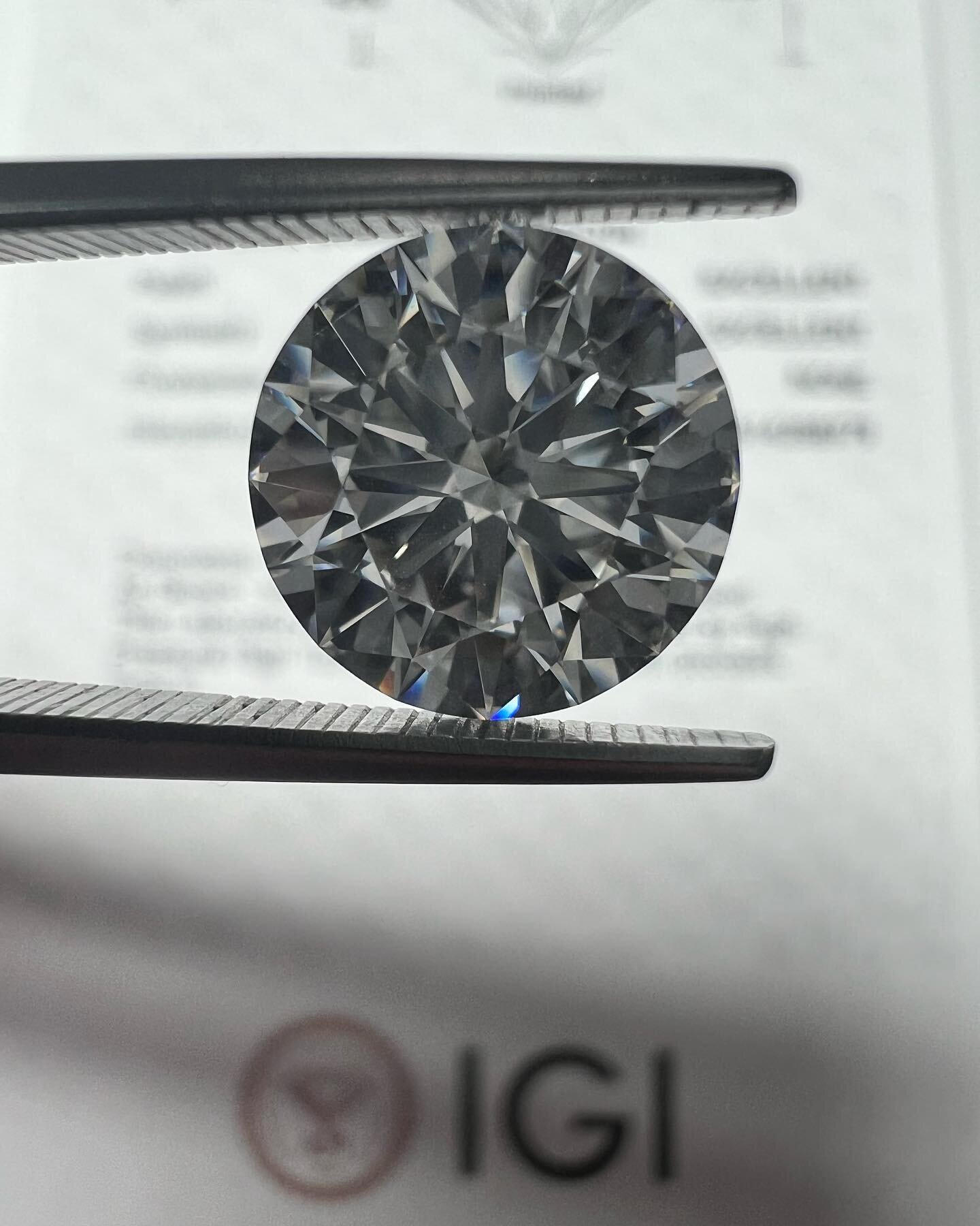 A massive 3.21ct F/VVS2 RBC lab grown diamond with no indication of any post growth treatments! AUD$20,000 inc GST.  Viewings welcome in my Adelaide and Sydney offices 💎