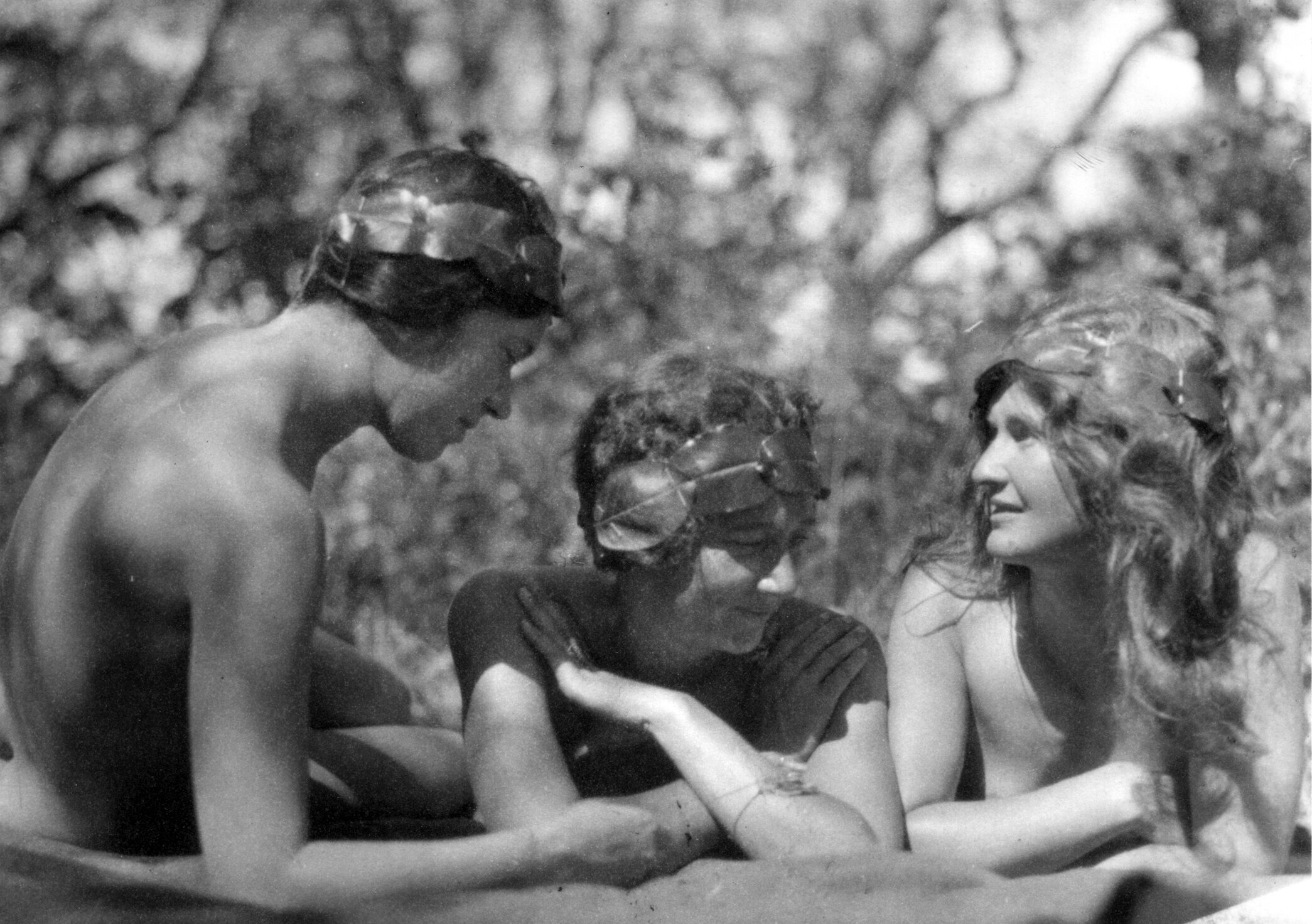 Elsa Gidlow and friends, circa 1920s