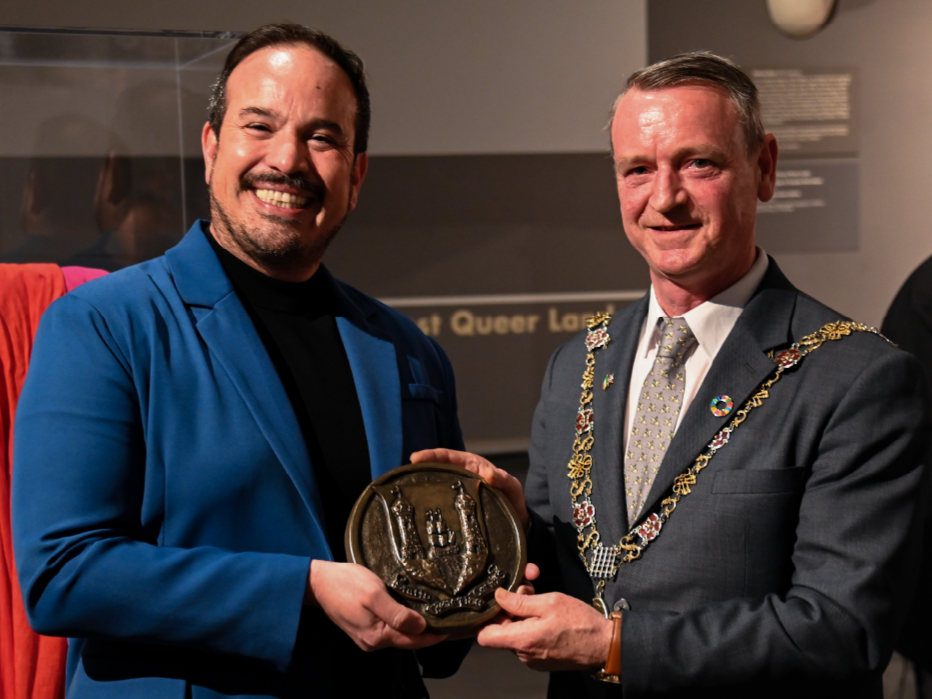 Executive Director Roberto Ordeñana (L) with Lord Mayor of Cork, Cllr. Fergal Dennehy
