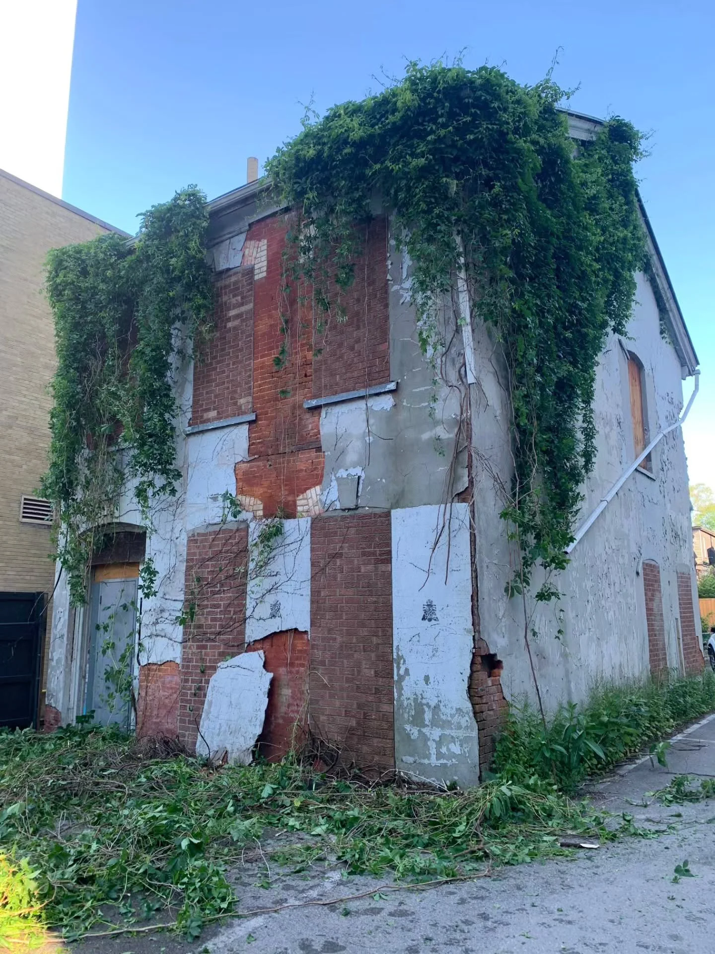 Amazing transformation of this 150 year old heritage building at our 10 Prince Arthur project in Yorkville. A lot of care was taken to relocate the building within the site and restore it with meticulous detail. Thank you to everyone who participated