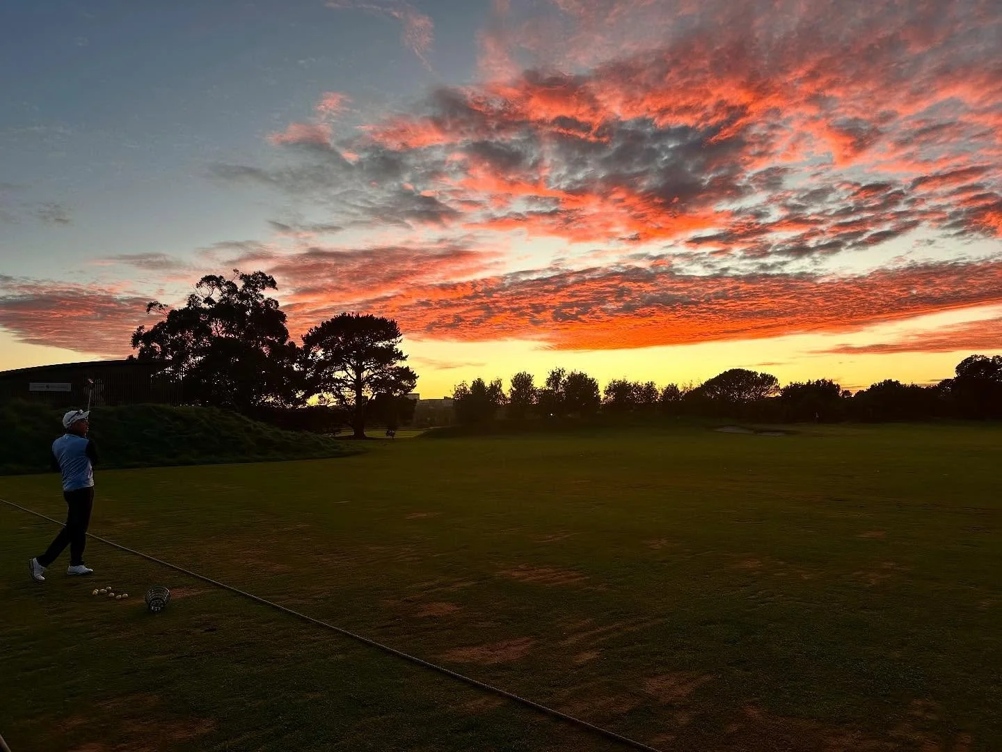 Beautiful morning for a game of golf ⛳️ #dintputters #thelakes #golf #ilovegolf  #sunrise