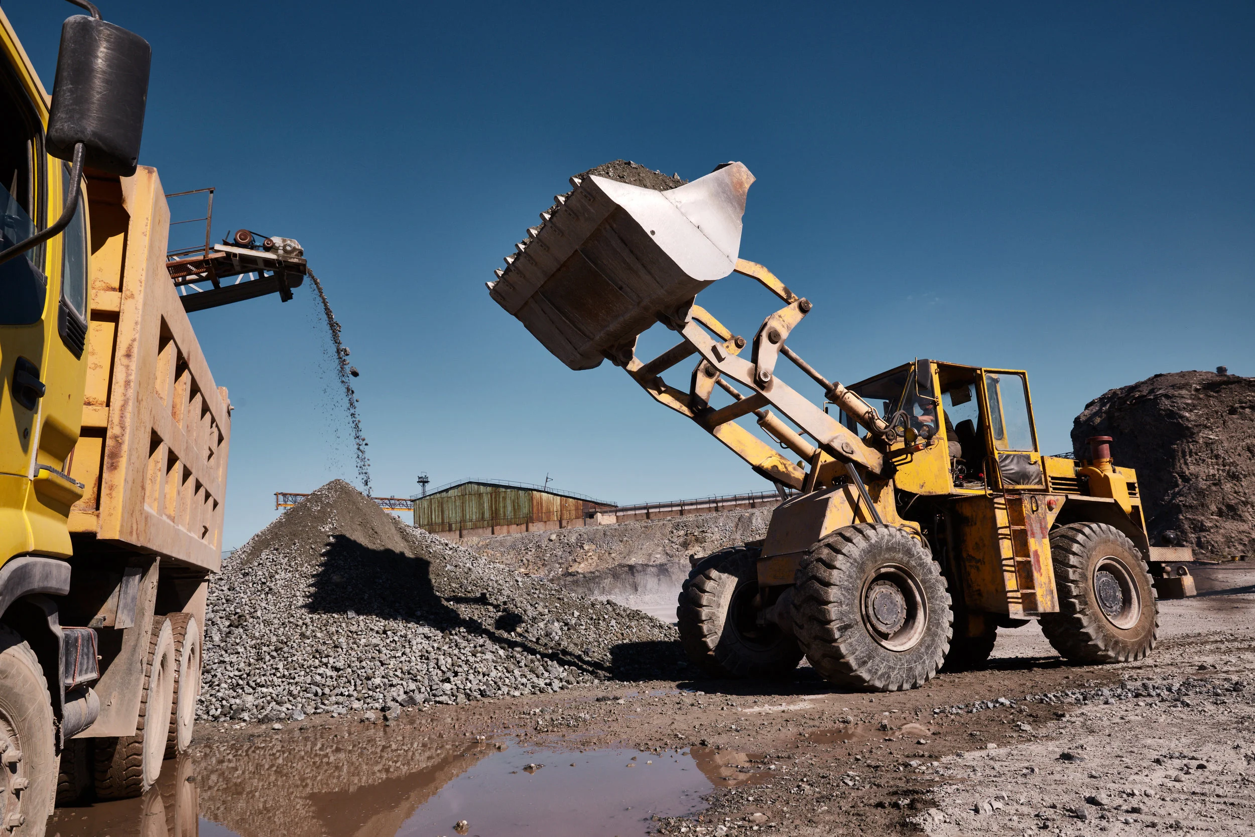 front-loading-excavator-loading-the-truck-D9KFVE8.jpg