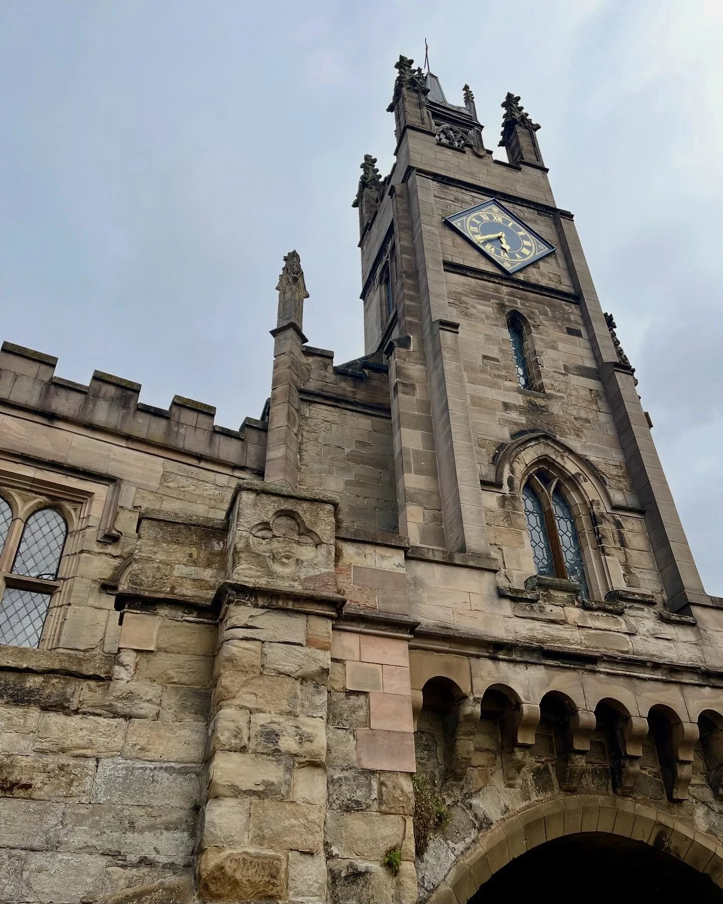 Off day on tour with some lovely architecture shots from Warwick and Stratford 🏰
Next show: Manchester this Friday!

#ontour #architecture #tudor #blackandwhite #tudorhistory #warwick #stratford #dayoff