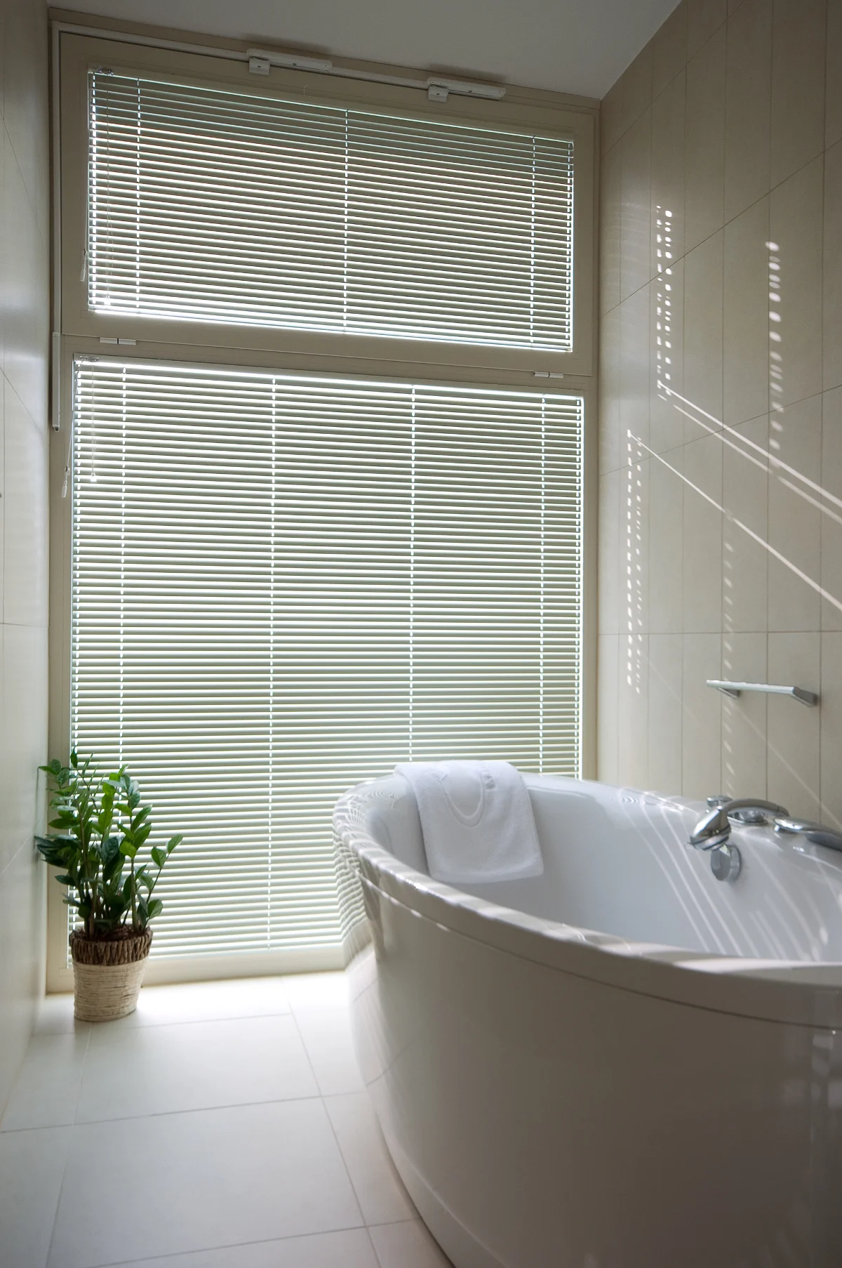 Venetian_Blinds__In_modern_bathroom__Venluree.jpeg